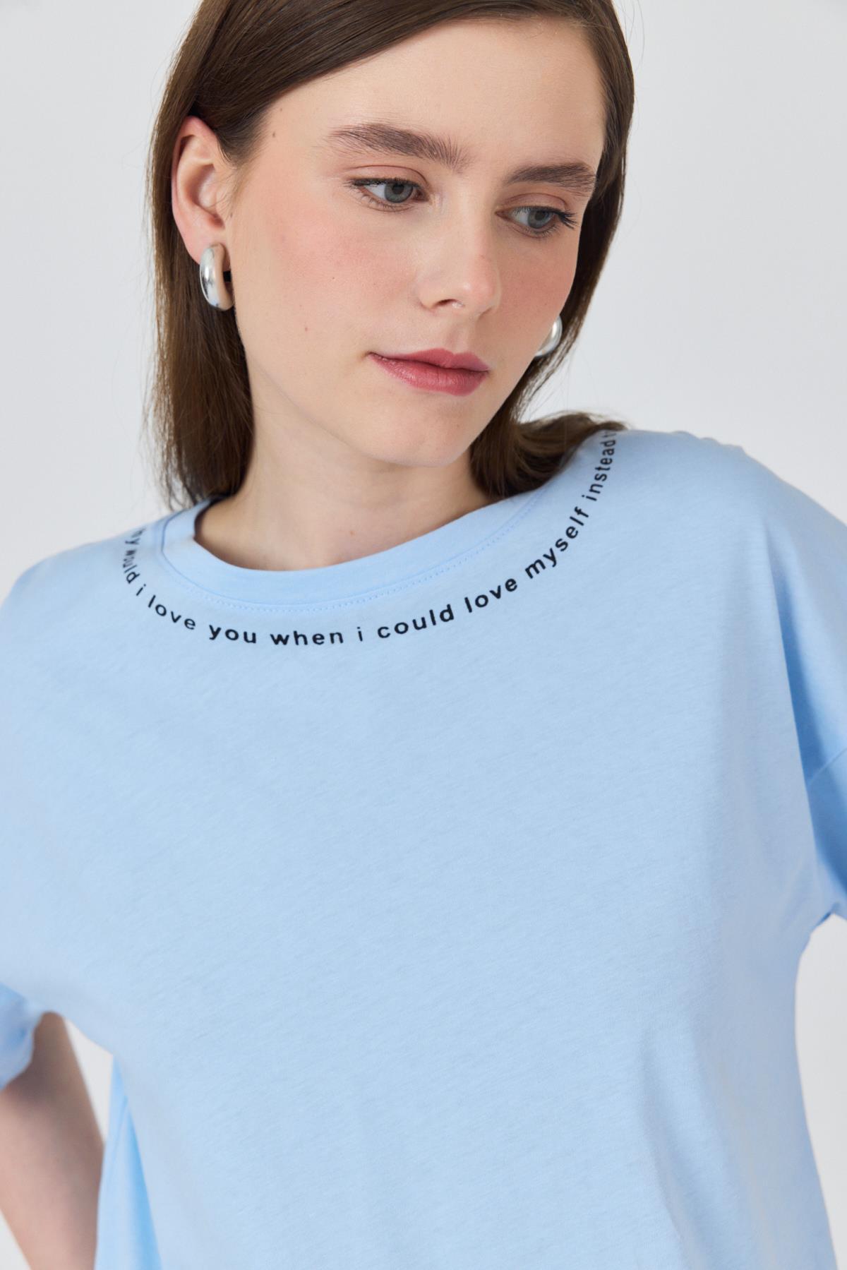 Mavi Yaka Yazı Baskılı Oversize Pamuklu Tişört 2150-34M - RAYS