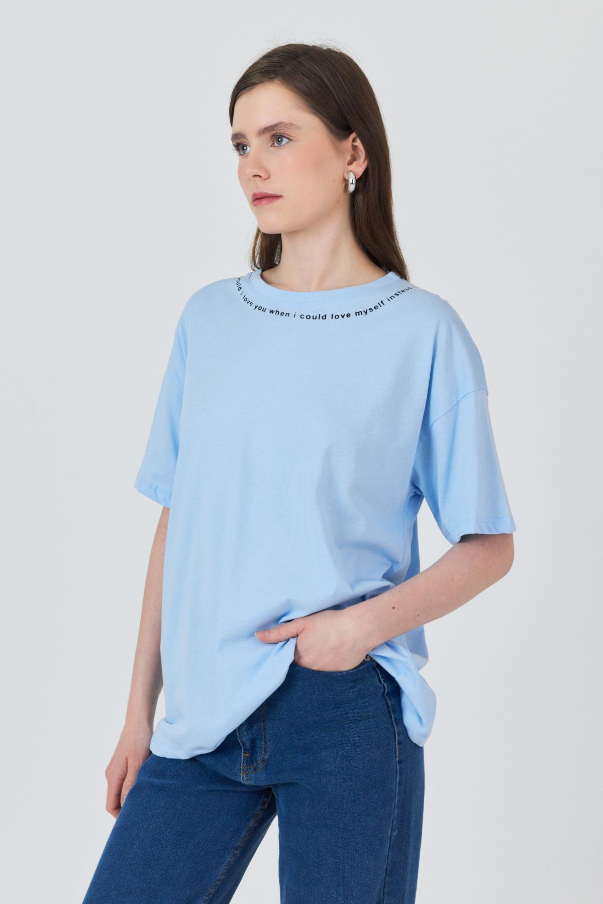 Mavi Yaka Yazı Baskılı Oversize Pamuklu Tişört 2150-34M - 1
