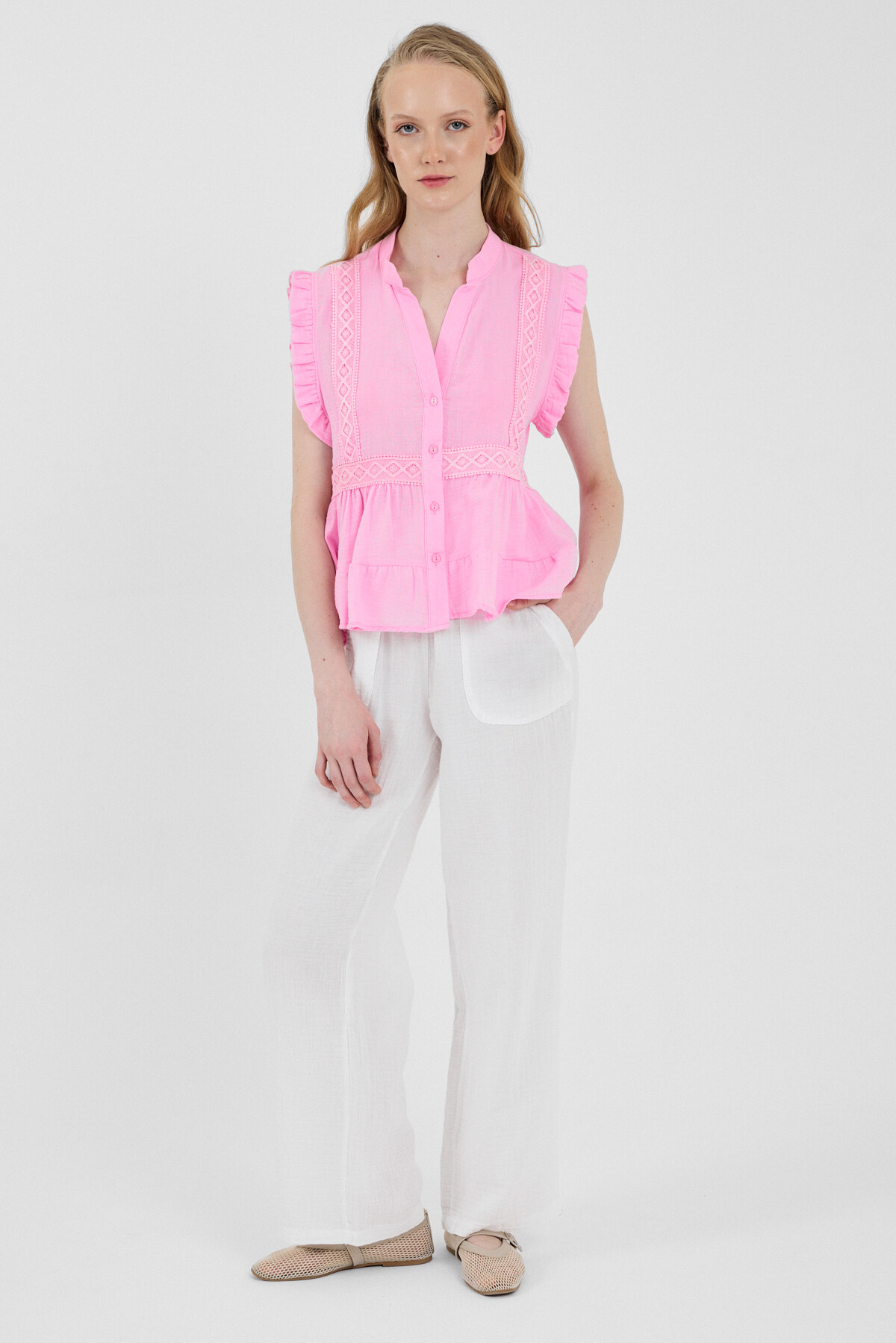 Pembe Fırfır Kollu Dantel Detaylı %100 Pamuk Müslin Bluz 8039A - 3