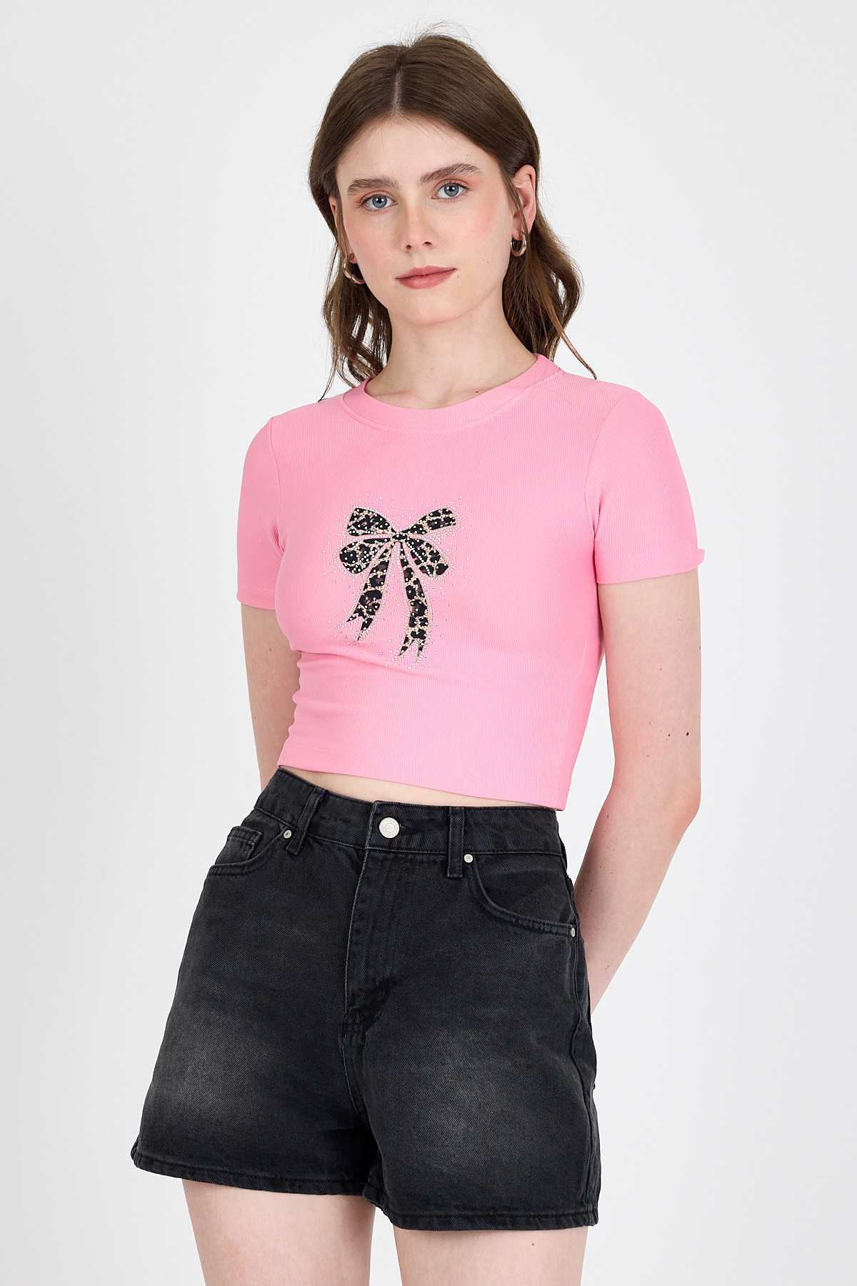 Pembe Leopar Fiyonk Baskılı Taş Detaylı Slim Fit Crop Tişört 0549-1 - RAYS
