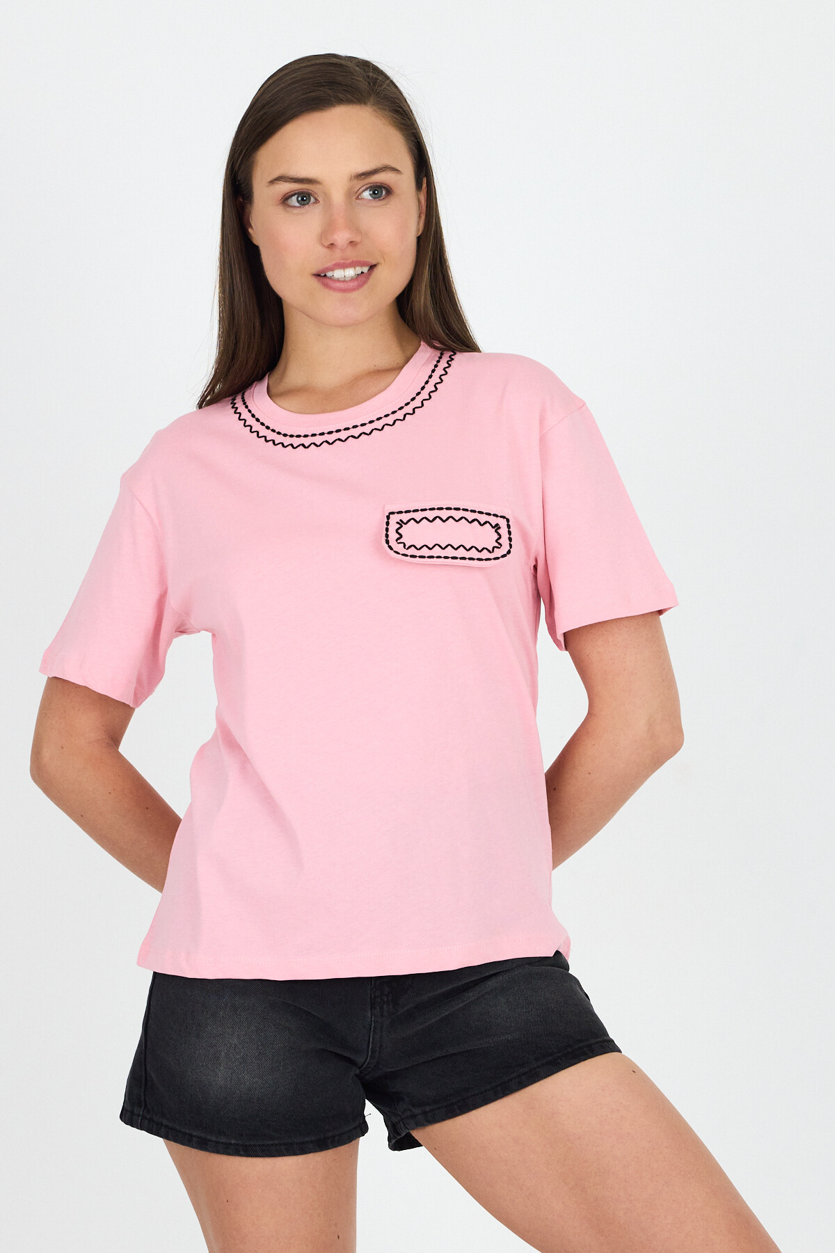 Pembe Nakış İşlemeli Cep Görünüm Detaylı Tişört 2255M - 2