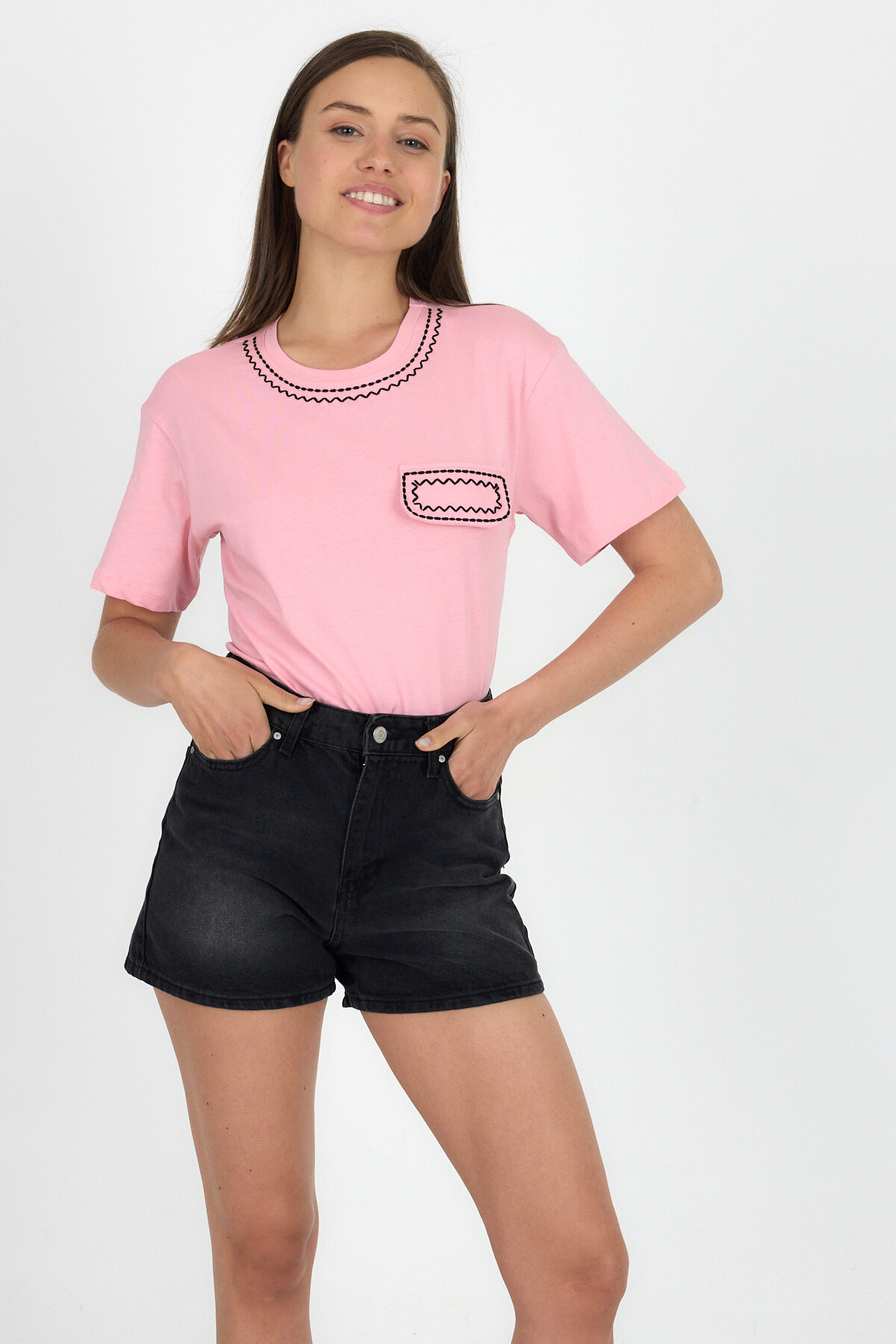 Pembe Nakış İşlemeli Cep Görünüm Detaylı Tişört 2255M - RAYS