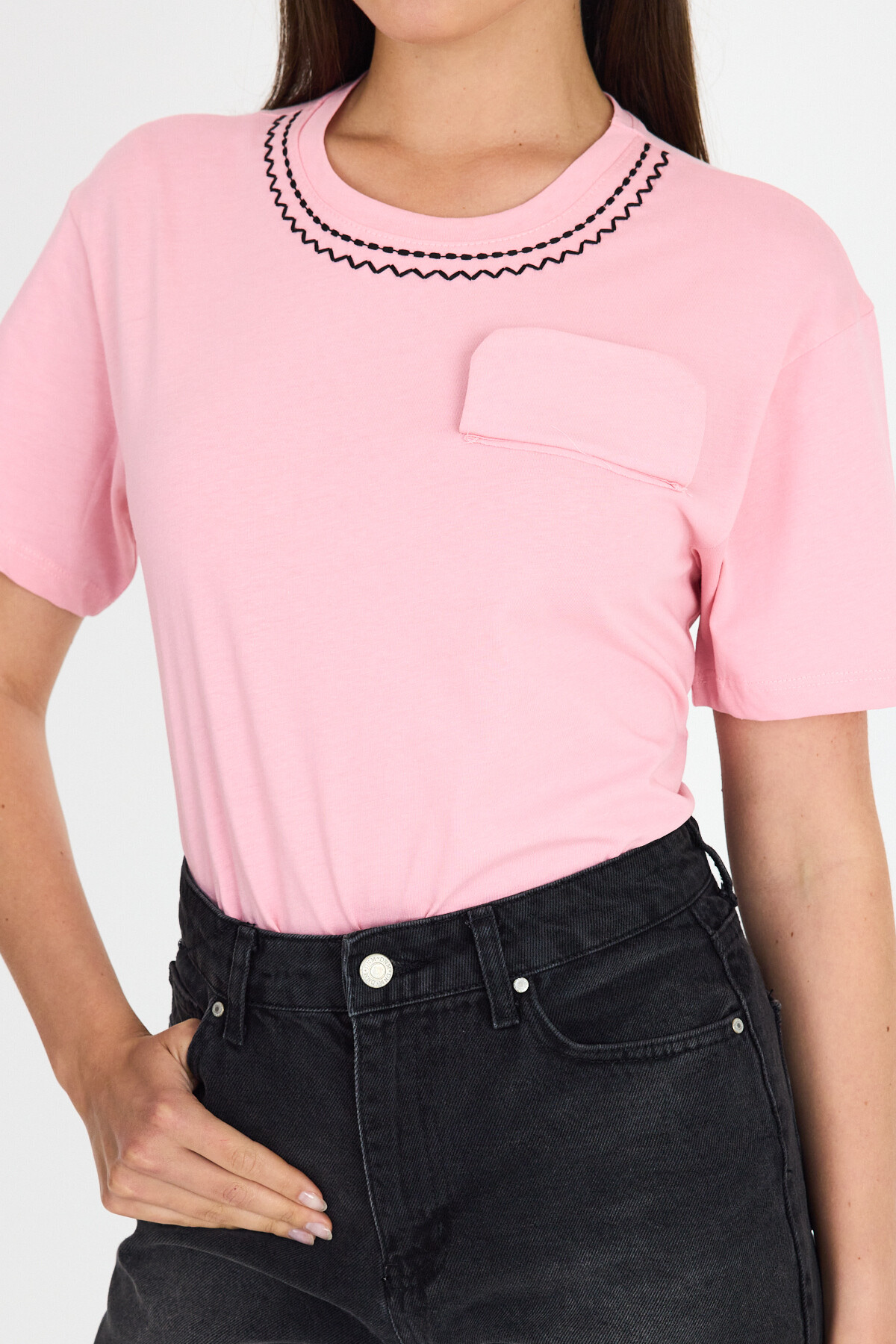Pembe Nakış İşlemeli Cep Görünüm Detaylı Tişört 2255M - 6