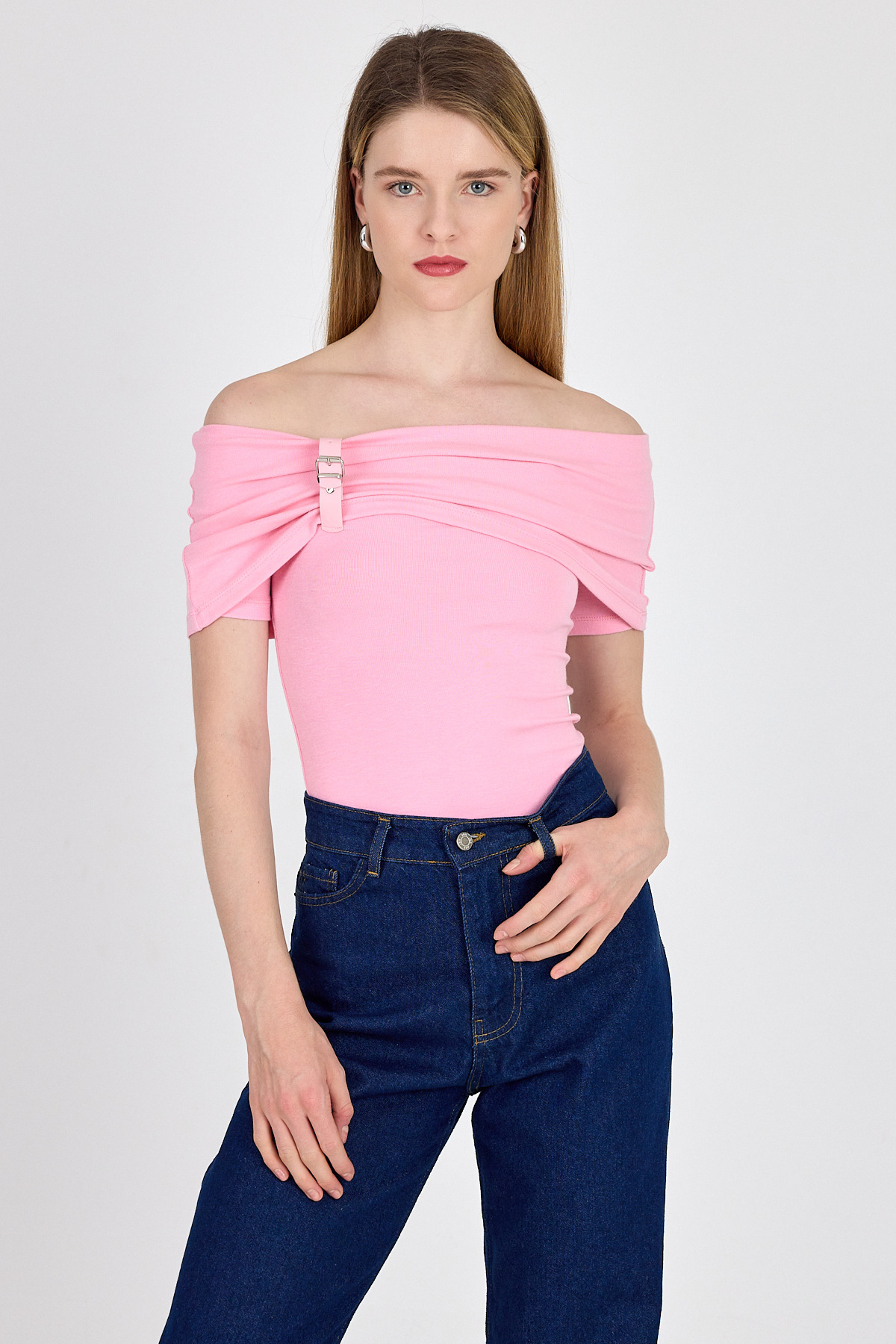 Pembe Viskoz/Yumuşak Kumaş Madonna Yaka Toka Detaylı Bluz 1475 