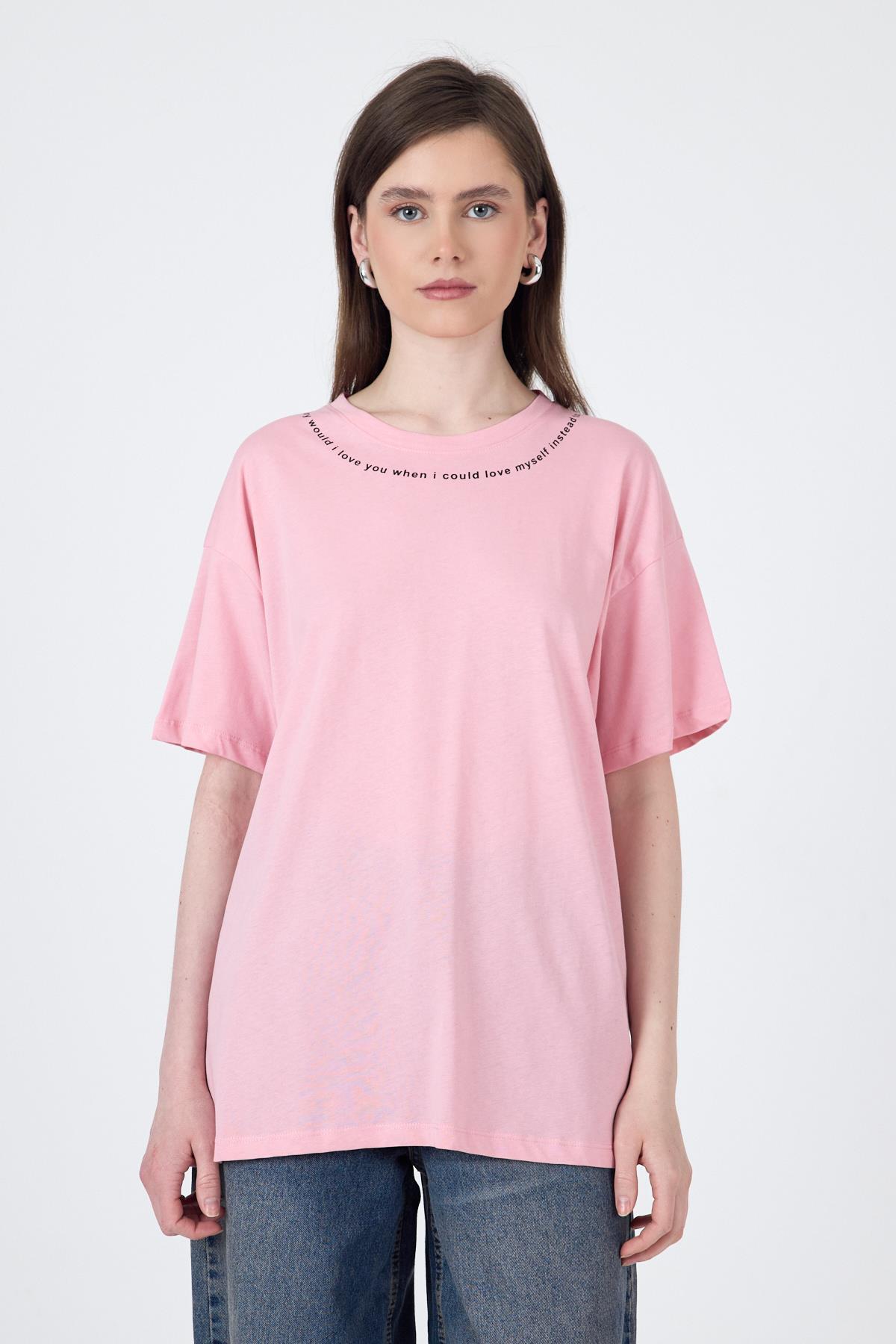 Pembe Yaka Yazı Baskılı Oversize Pamuklu Tişört 2150-34M - 1