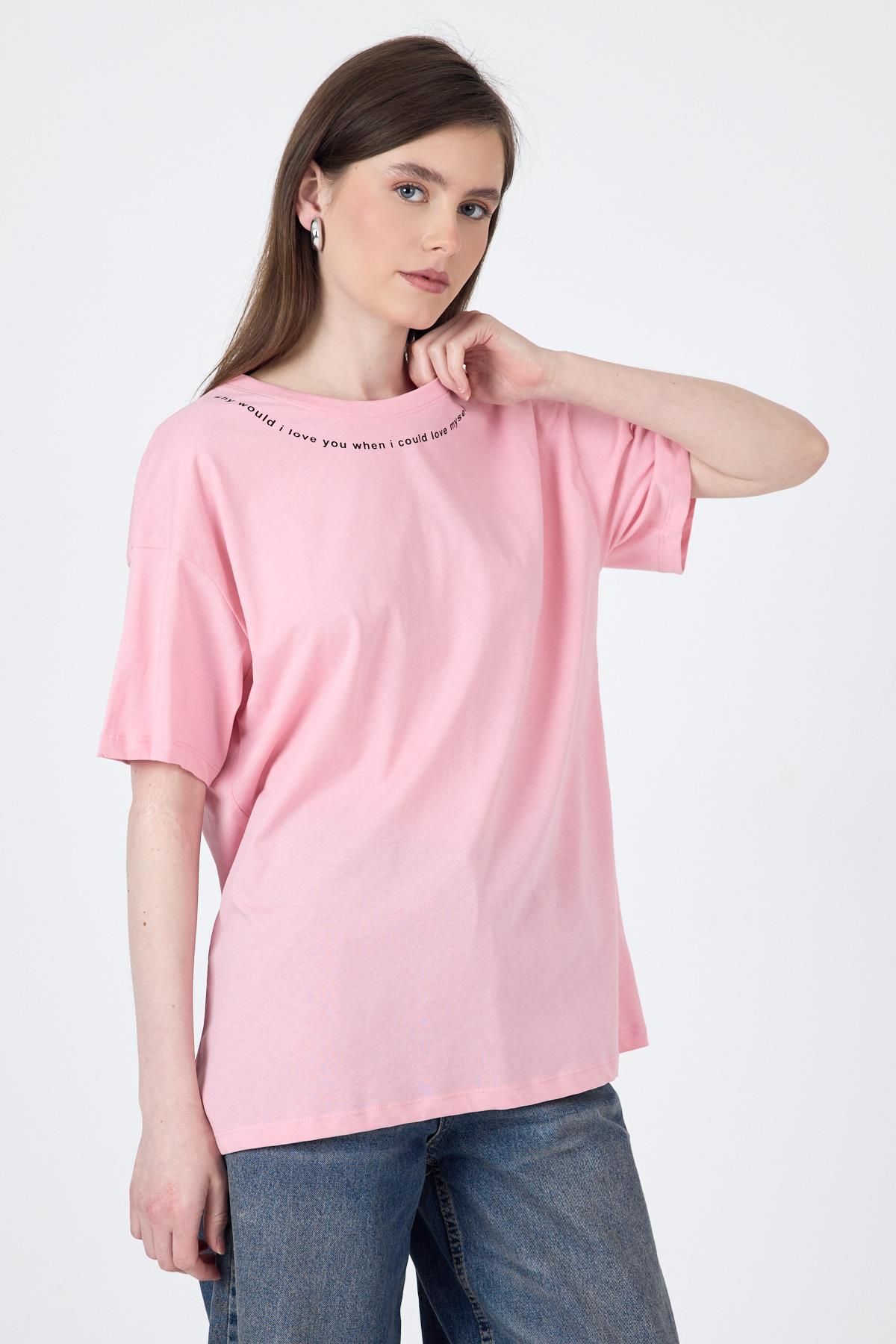 Pembe Yaka Yazı Baskılı Oversize Pamuklu Tişört 2150-34M - 2