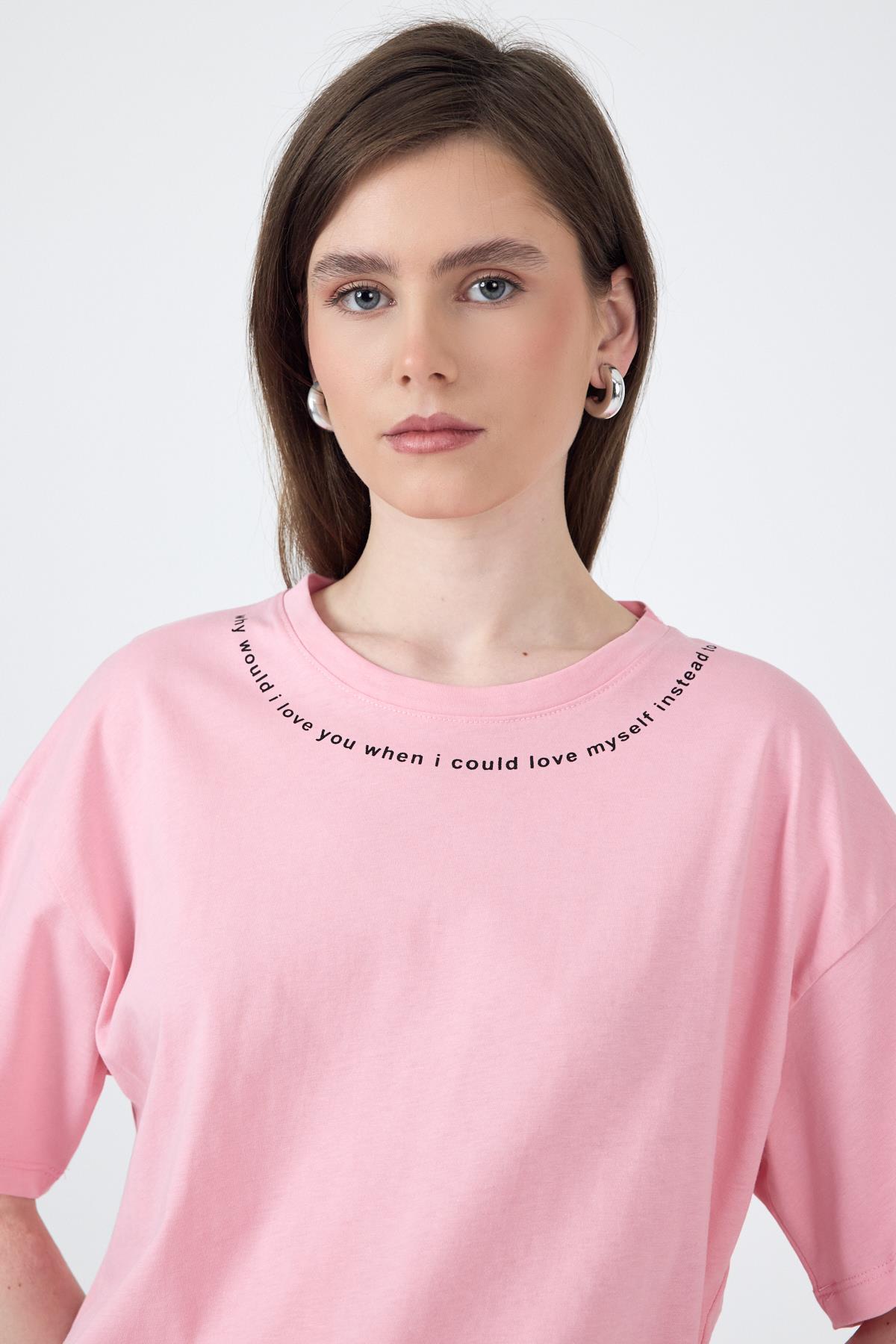 Pembe Yaka Yazı Baskılı Oversize Pamuklu Tişört 2150-34M - 4