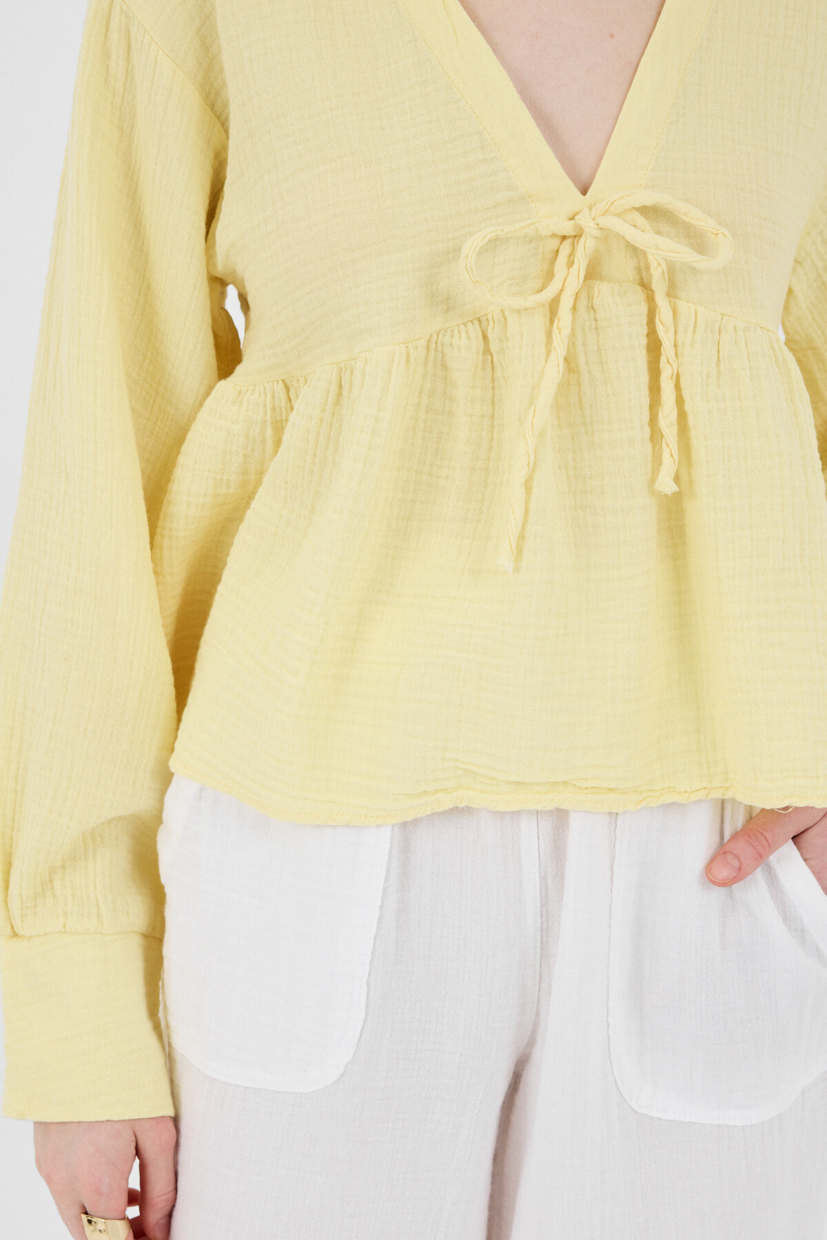 Sarı %100 Pamuk V Yaka Ön Bağlama Detaylı Bluz 4784A
- 4