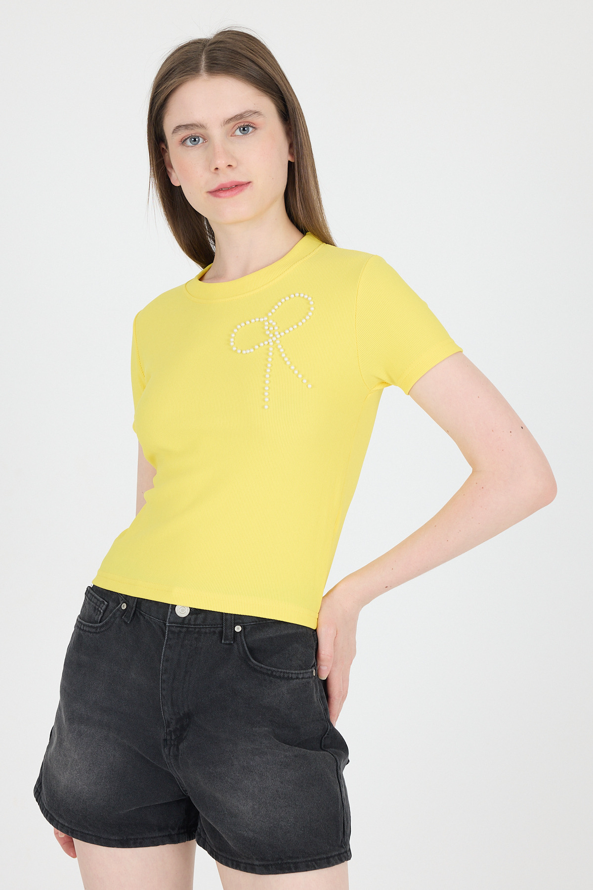 Sarı İnci Kurdele İşlemeli Crop Slim Fit Tişört 2229 - 1