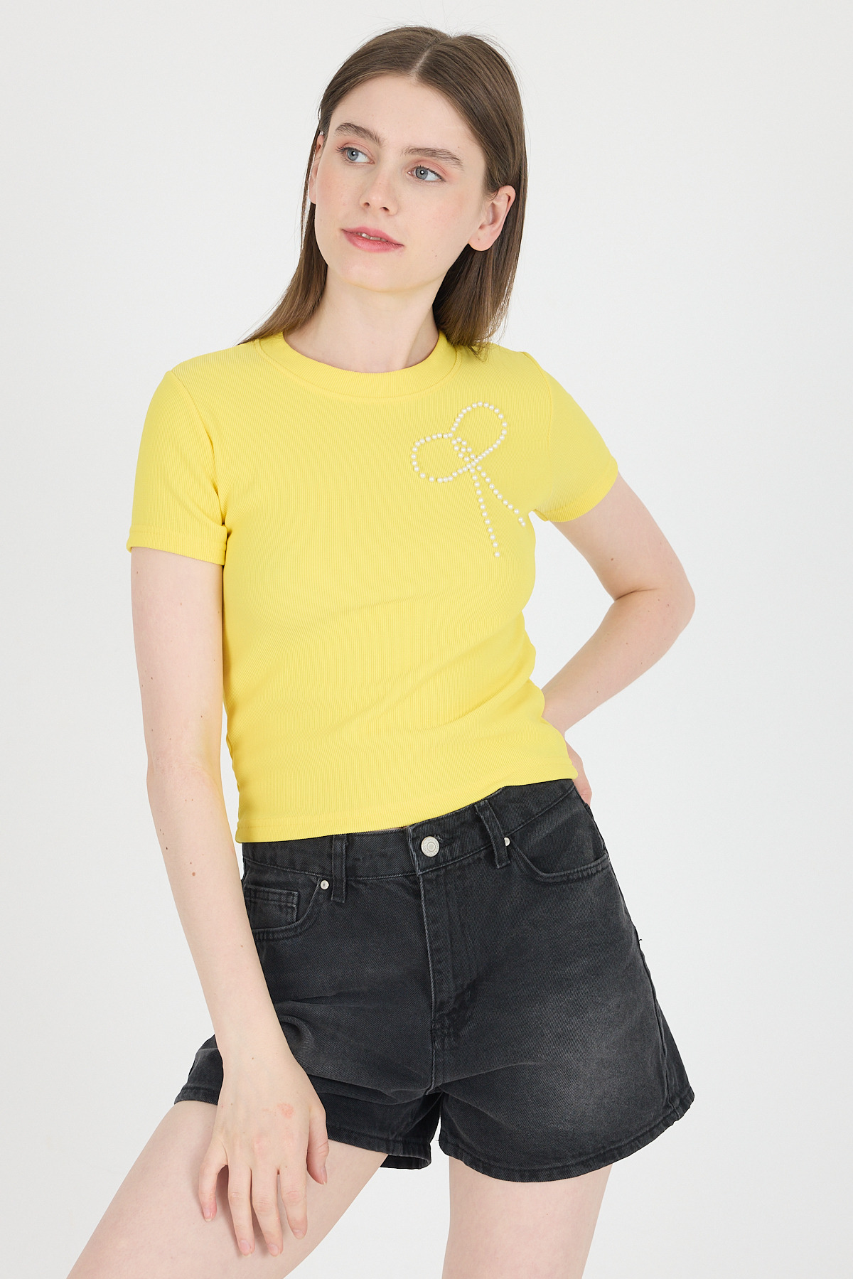 Sarı İnci Kurdele İşlemeli Crop Slim Fit Tişört 2229 - 2