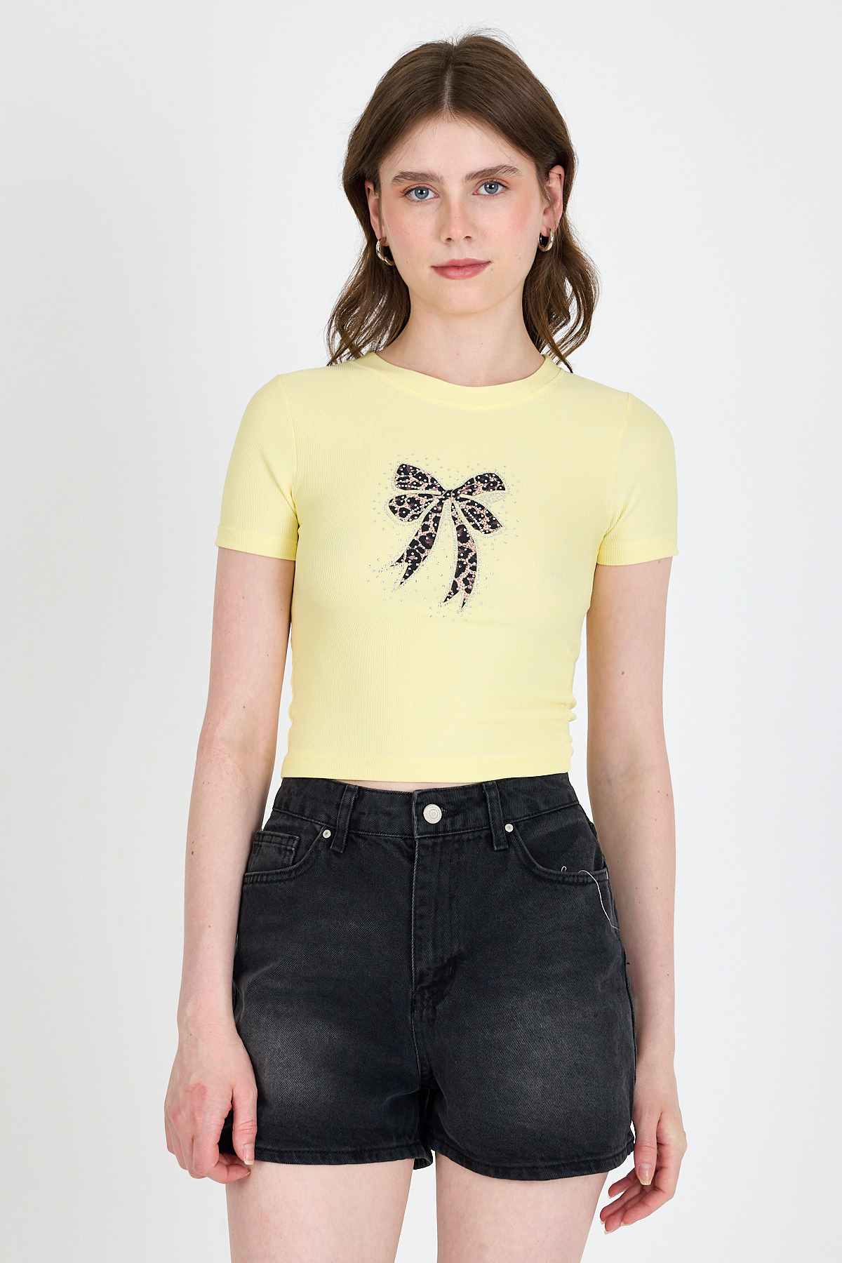 Sarı Leopar Fiyonk Baskılı Taş Detaylı Slim Fit Crop Tişört 0549-1 - RAYS