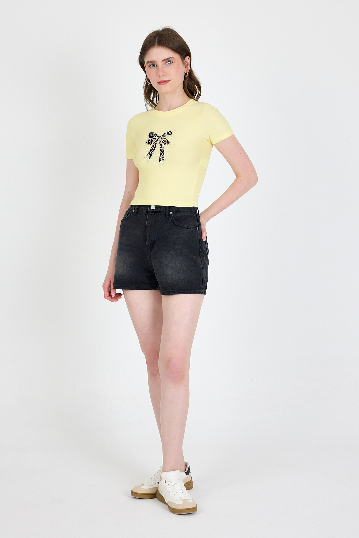 Sarı Leopar Fiyonk Baskılı Taş Detaylı Slim Fit Crop Tişört 0549-1 - RAYS