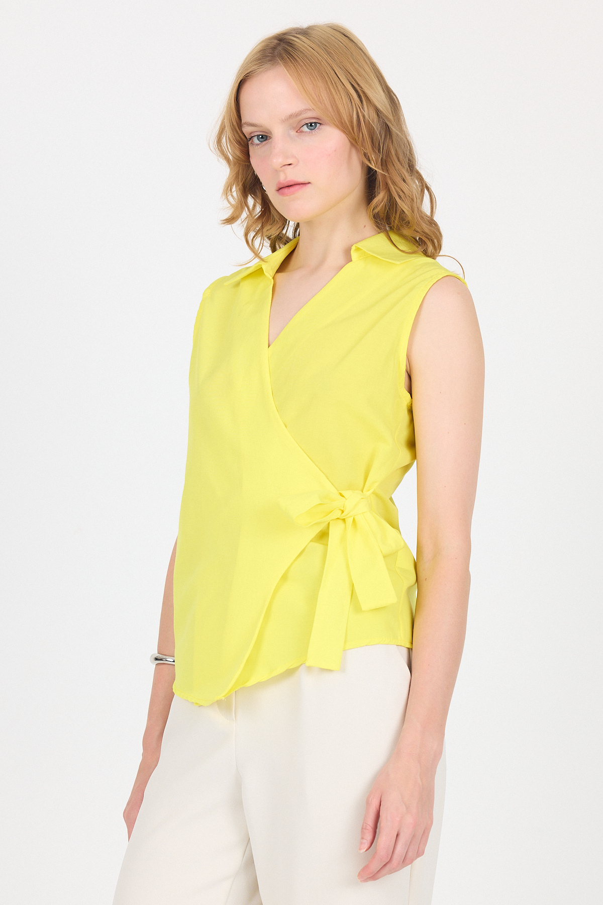 Sarı Yan Bağlama Detaylı Kolsuz Kruvaze Bluz 8047 - RAYS