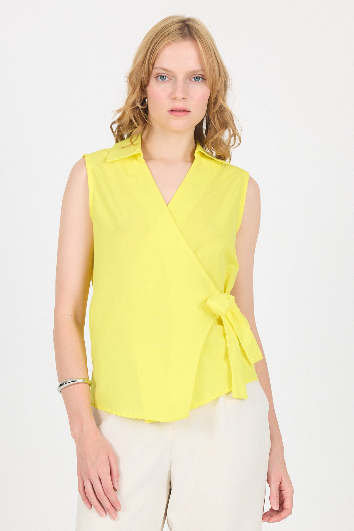 Sarı Yan Bağlama Detaylı Kolsuz Kruvaze Bluz 8047 - 1