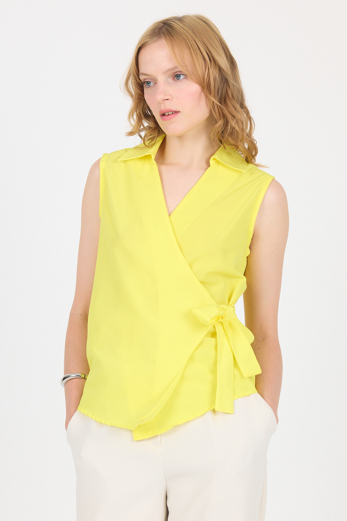 Sarı Yan Bağlama Detaylı Kolsuz Kruvaze Bluz 8047 - 6