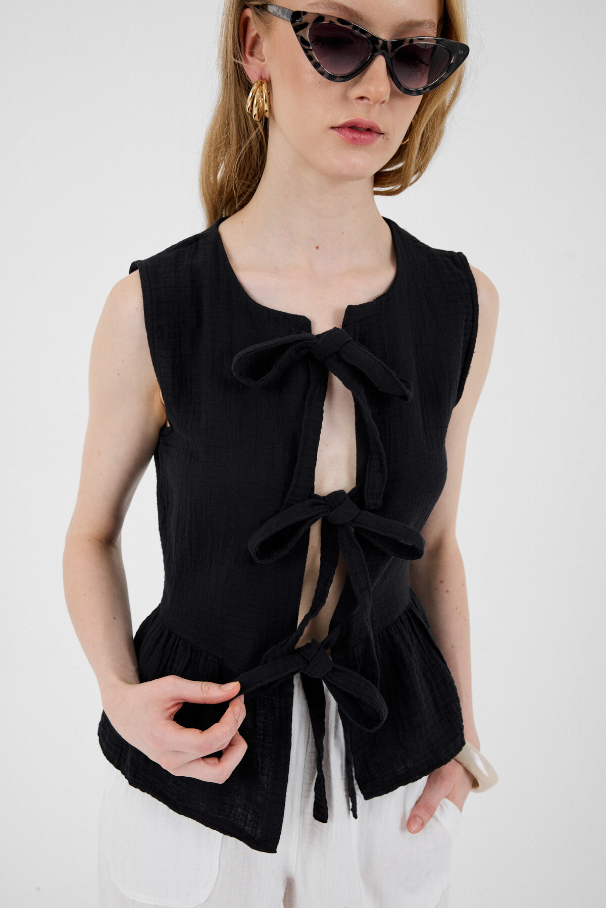 Siyah %100 Pamuk Müslin Fırfır ve Bağlama Detaylı Bluz 4827A - RAYS