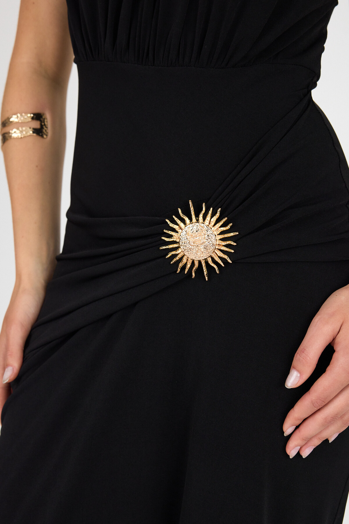 Siyah Aksesuar Detaylı Büzgülü Midi Elbise 251642 - 4