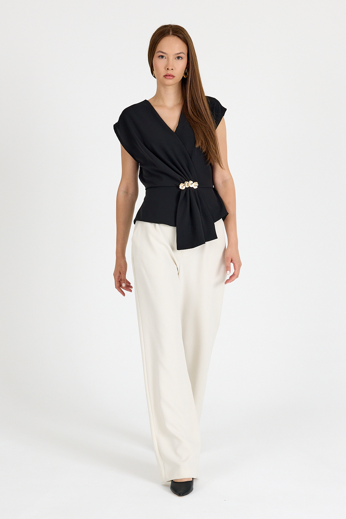 Siyah Aksesuar Detaylı V Yaka Drape Bluz 251178 - 3