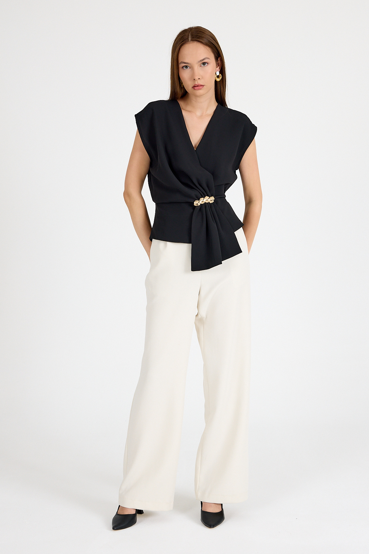 Siyah Aksesuar Detaylı V Yaka Drape Bluz 251178 - 6