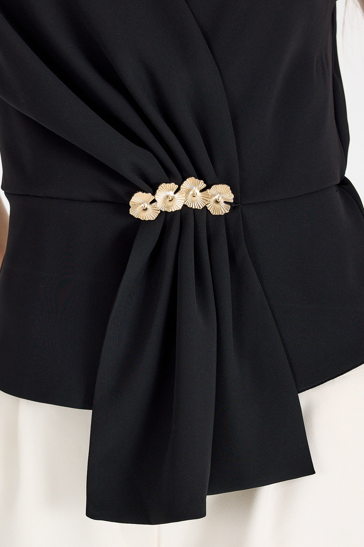 Siyah Aksesuar Detaylı V Yaka Drape Bluz 251178 - 4