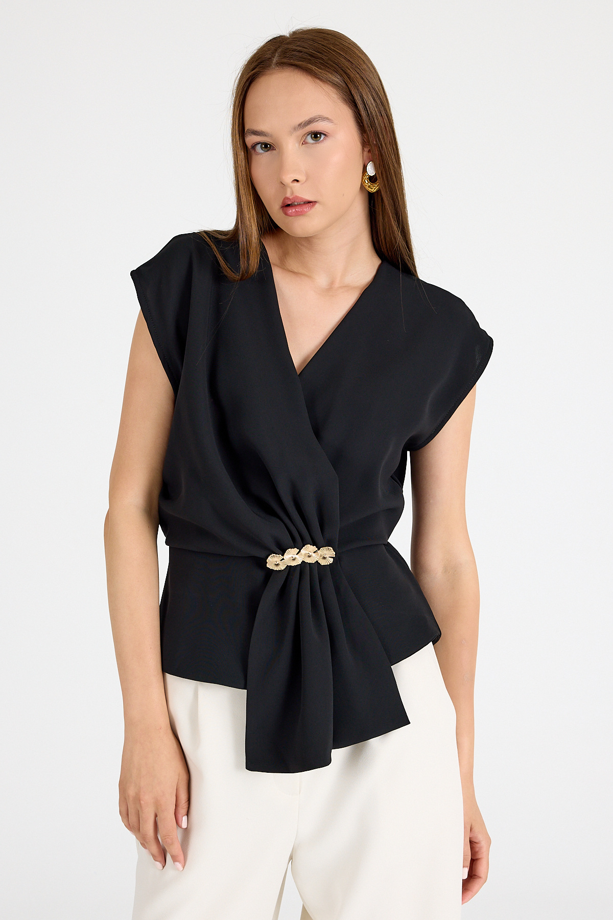 Siyah Aksesuar Detaylı V Yaka Drape Bluz 251178 - 1