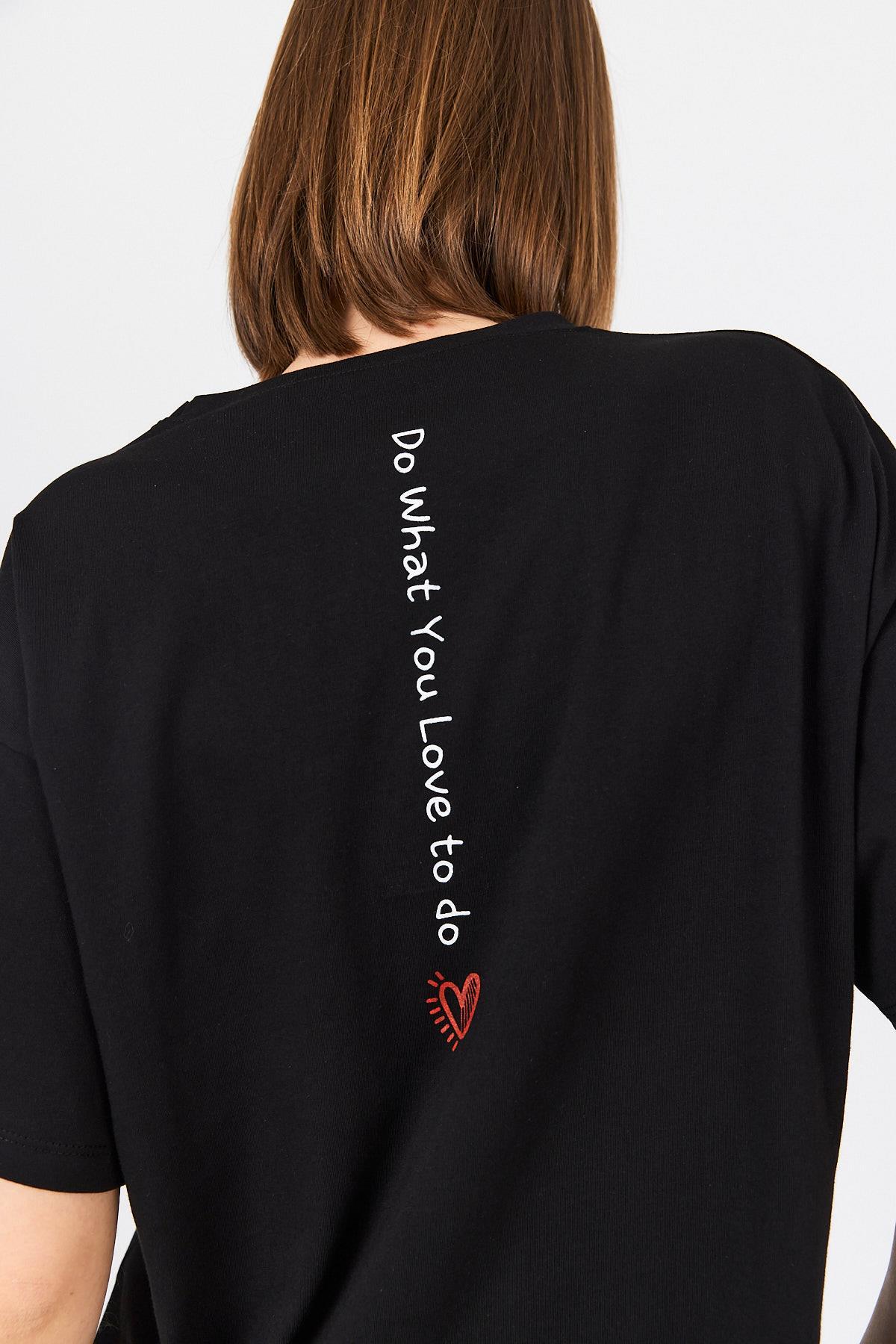 Siyah Arka Yazı Baskılı Kalpli %100 Pamuk Oversize Tişört 2150-33M - RAYS
