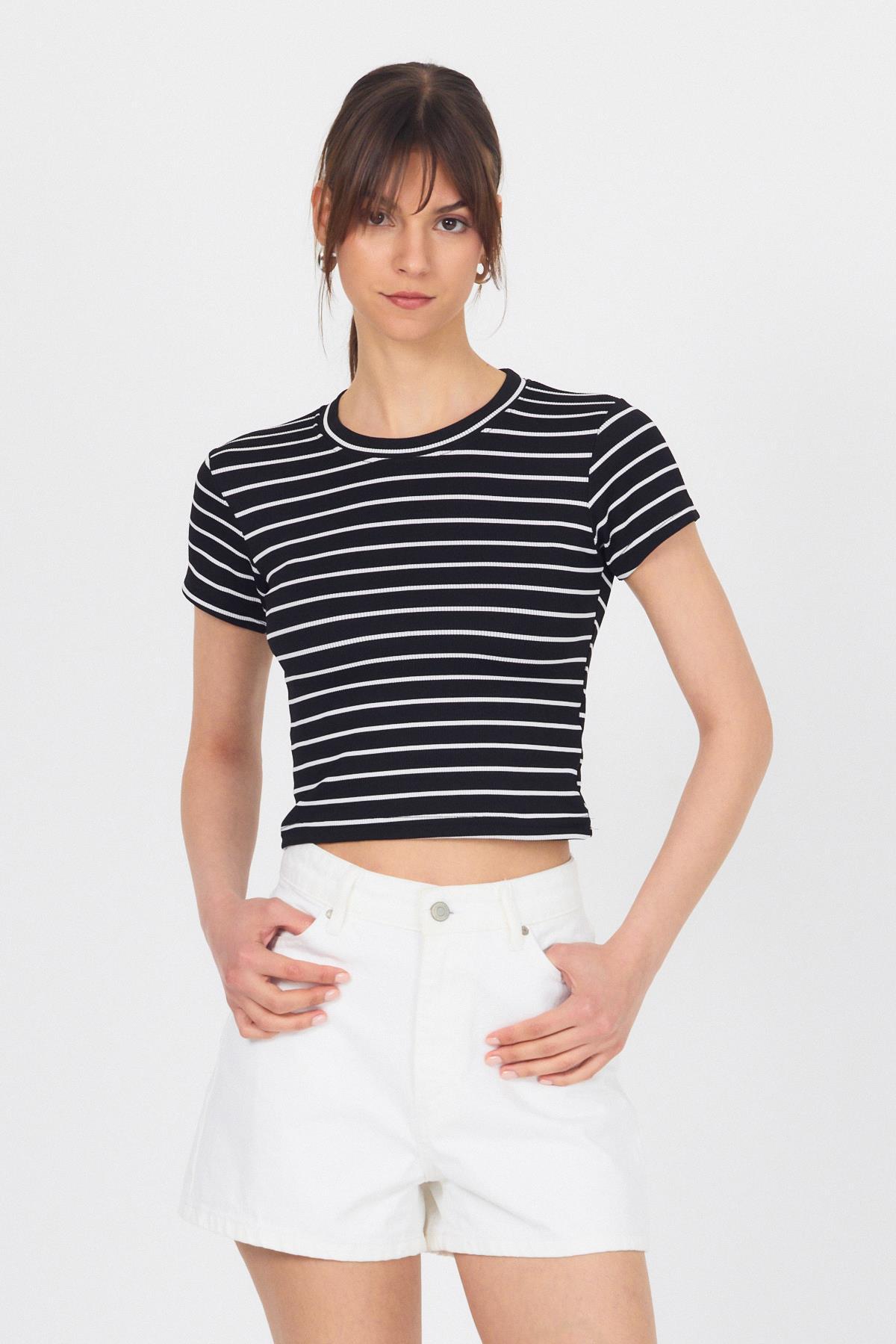 Siyah Bisiklet Yaka Çizgili Crop Tişört 2147 - 1