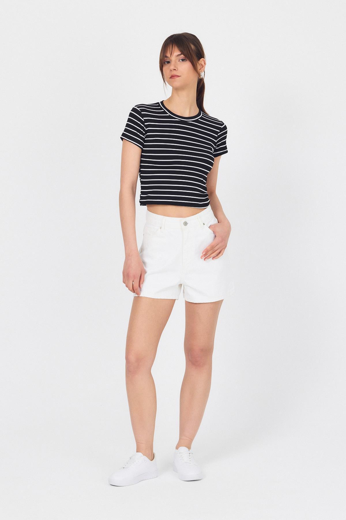 Siyah Bisiklet Yaka Çizgili Crop Tişört 2147 - 2