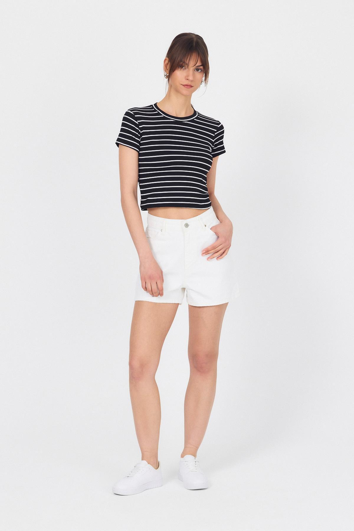 Siyah Bisiklet Yaka Çizgili Crop Tişört 2147 - 7