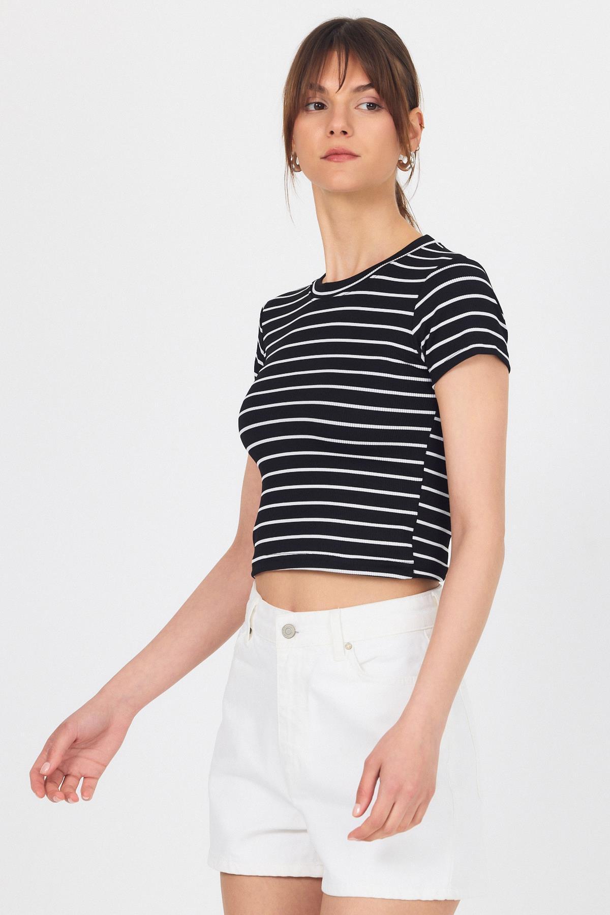 Siyah Bisiklet Yaka Çizgili Crop Tişört 2147 - 4