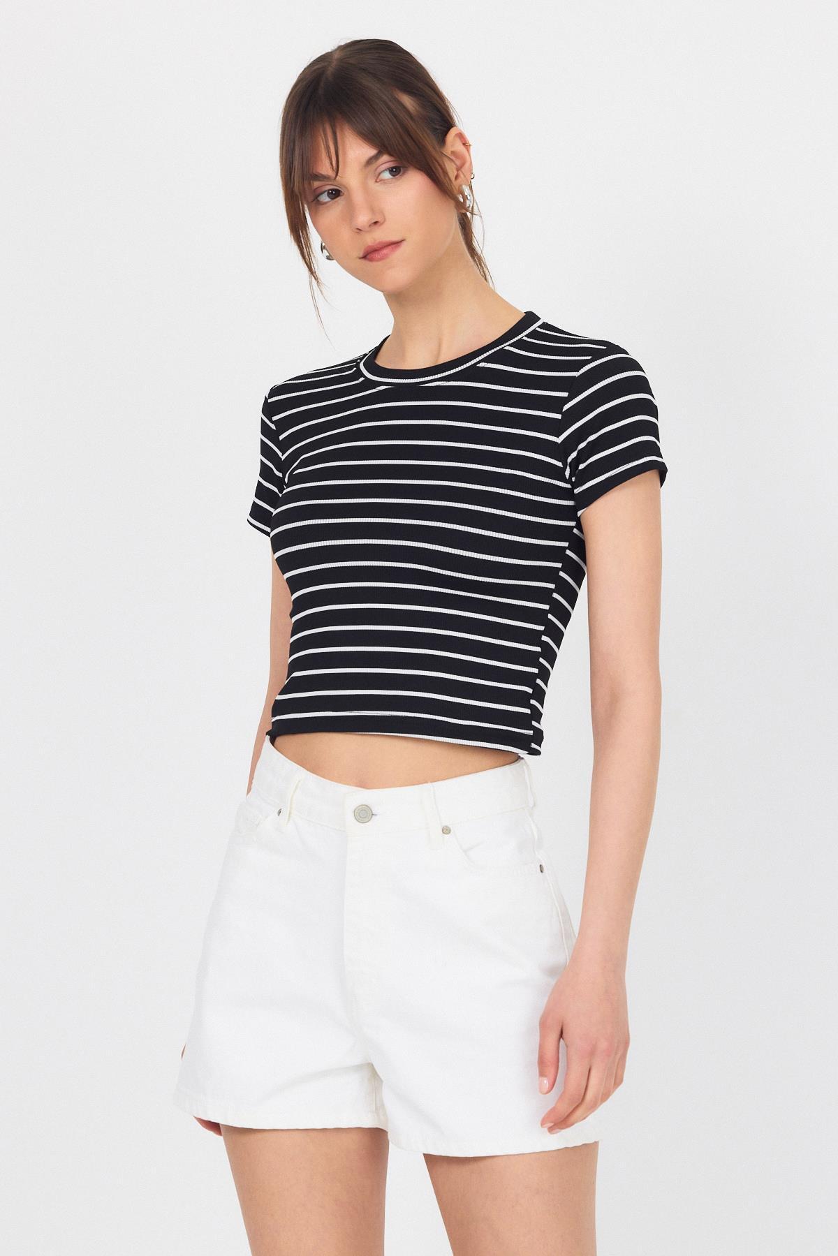 Siyah Bisiklet Yaka Çizgili Crop Tişört 2147 - 8