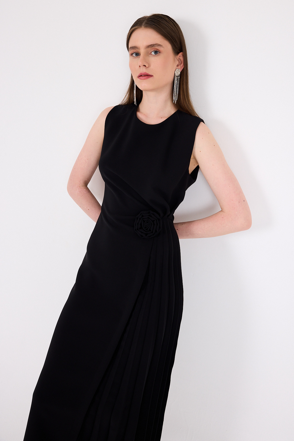 Siyah Çiçek Detaylı Pliseli Midi Abiye Elbise 251671 - 2