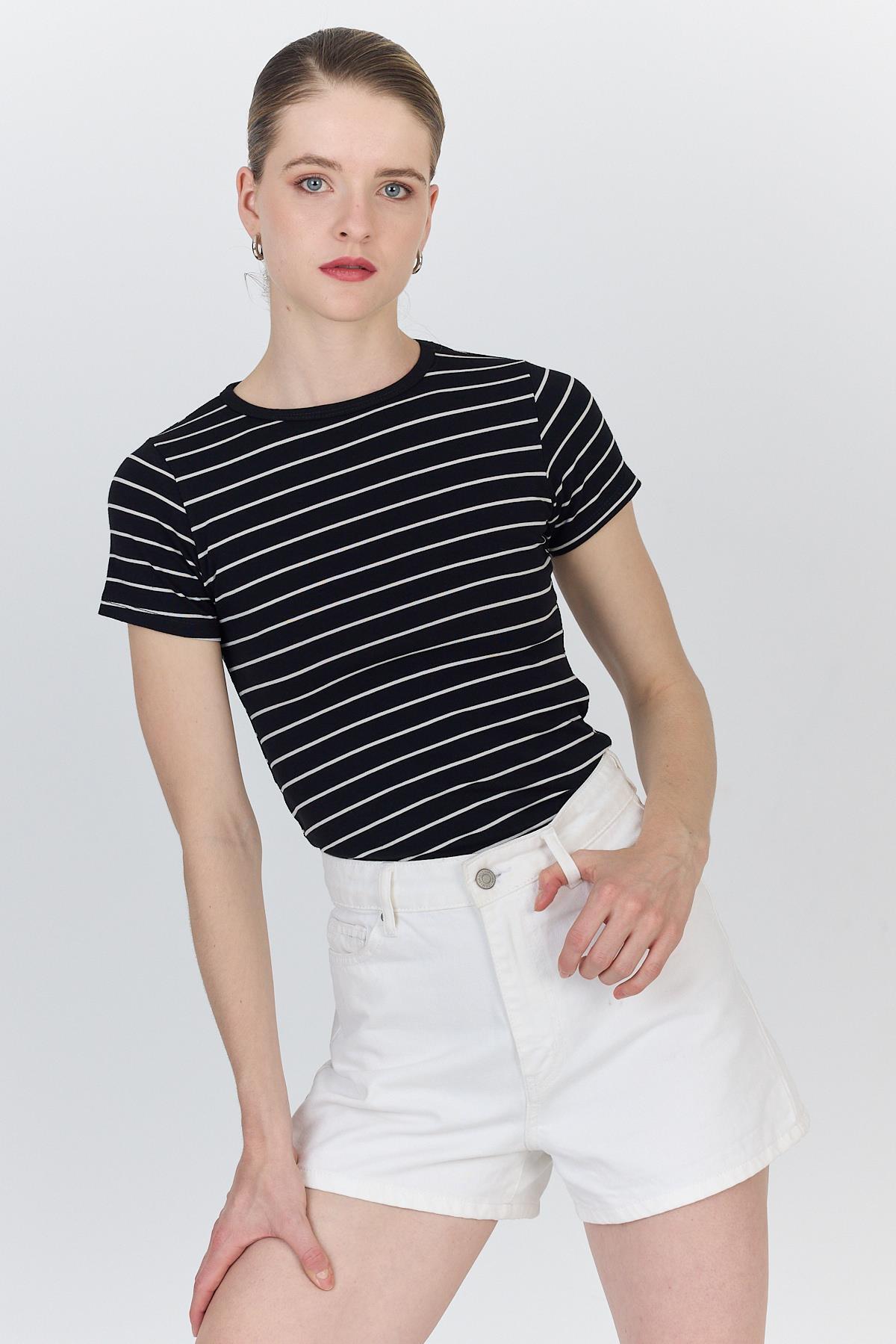 Siyah Çizgili Pamuklu Crop Tişört 4014 - 3