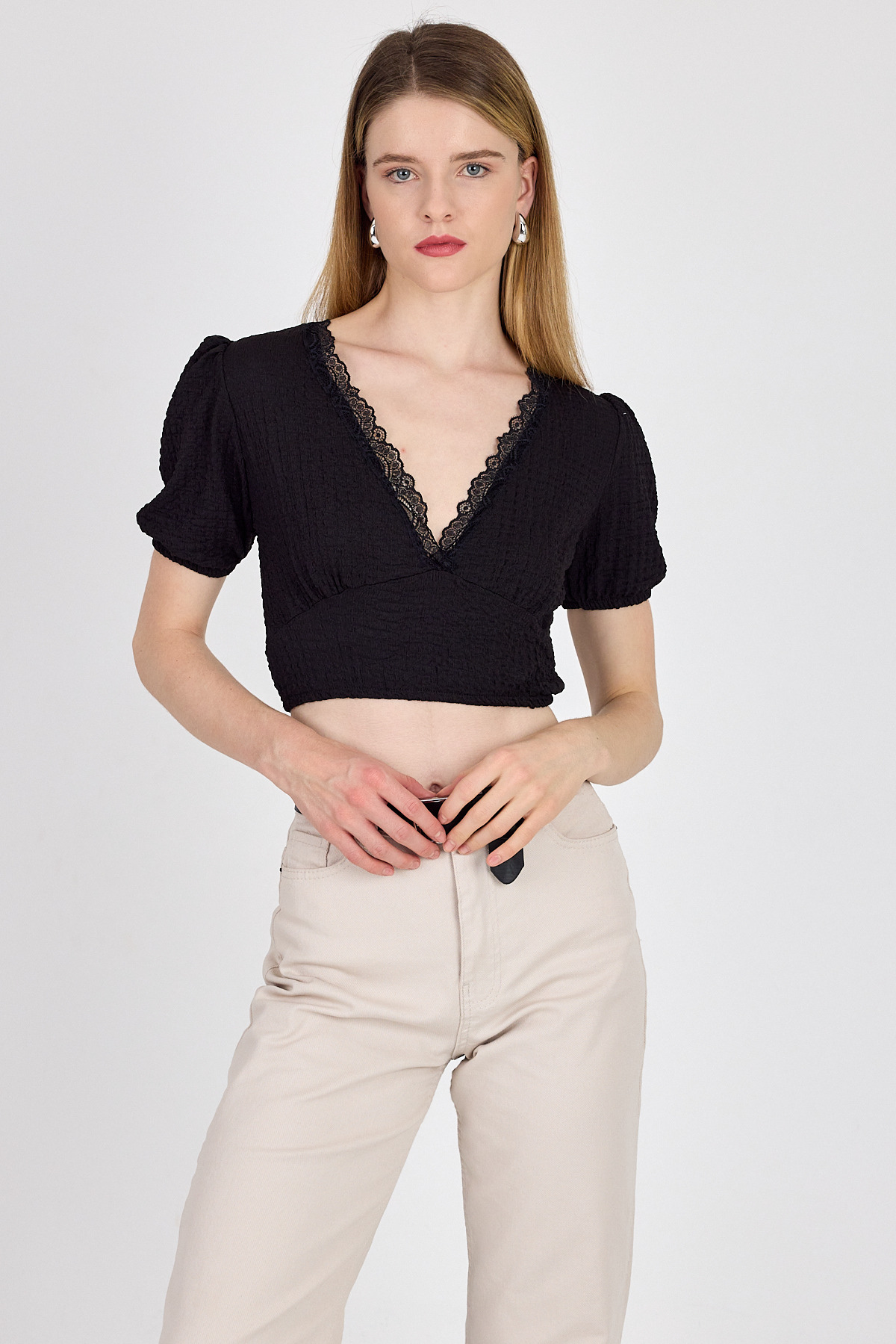 Siyah Dantel Detaylı Bürümcük Kumaş Crop Bluz 2231 