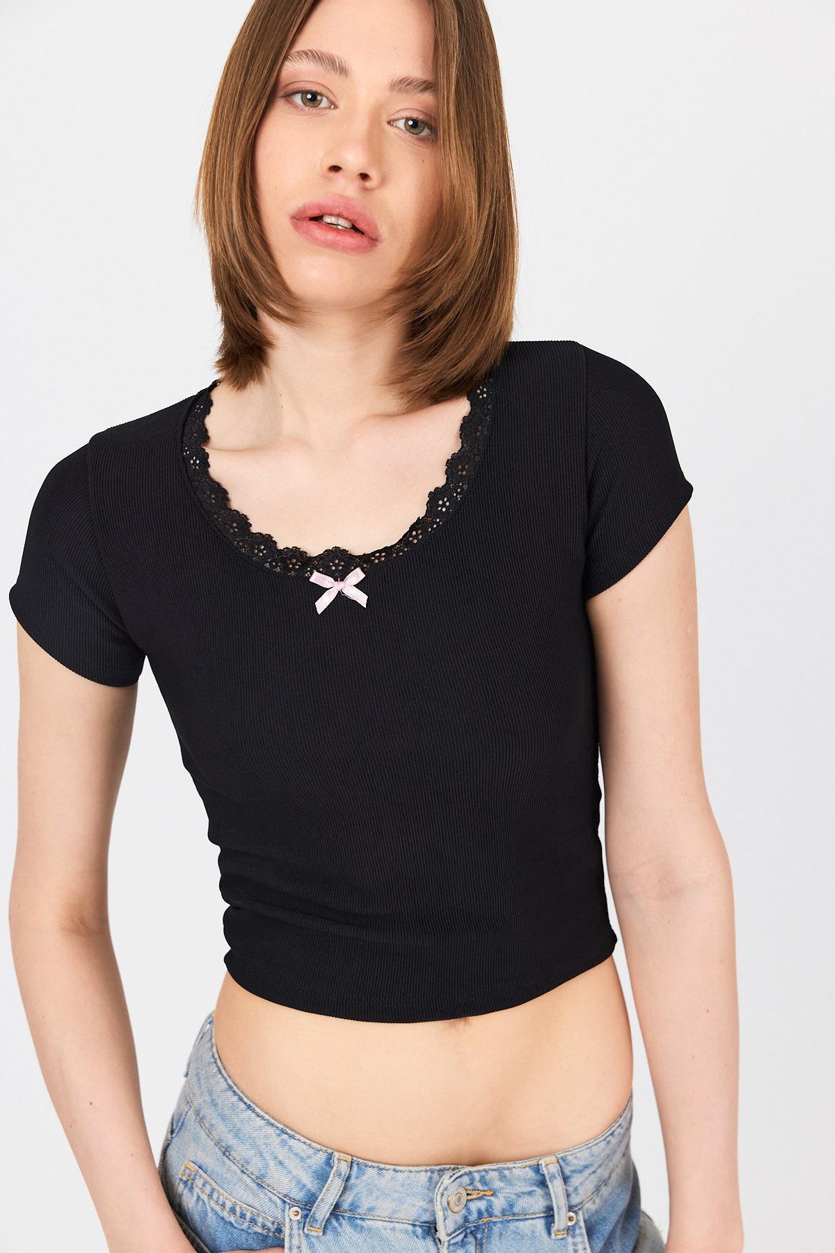 Siyah Dantel Yaka Fiyonk Detaylı Crop Tişört 2207 - 1