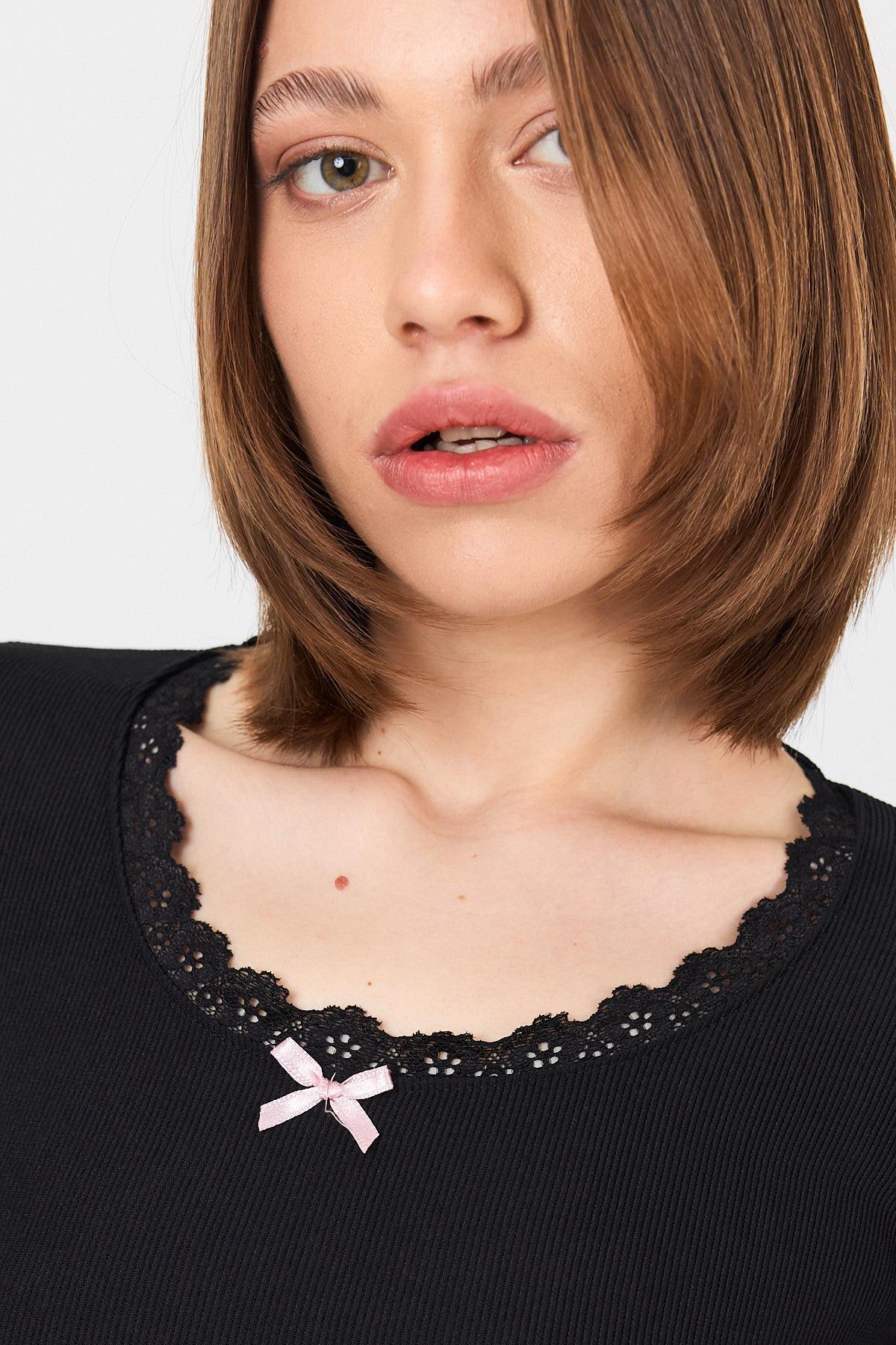 Siyah Dantel Yaka Fiyonk Detaylı Crop Tişört 2207 - 4