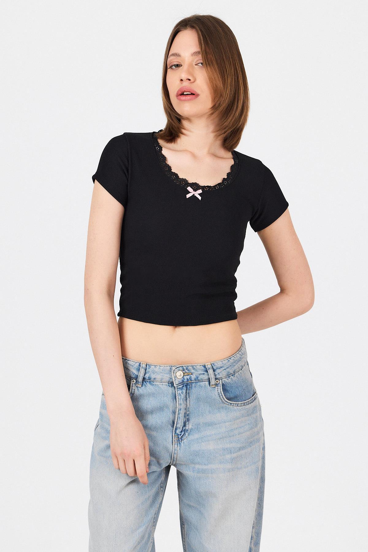 Siyah Dantel Yaka Fiyonk Detaylı Crop Tişört 2207 - 2
