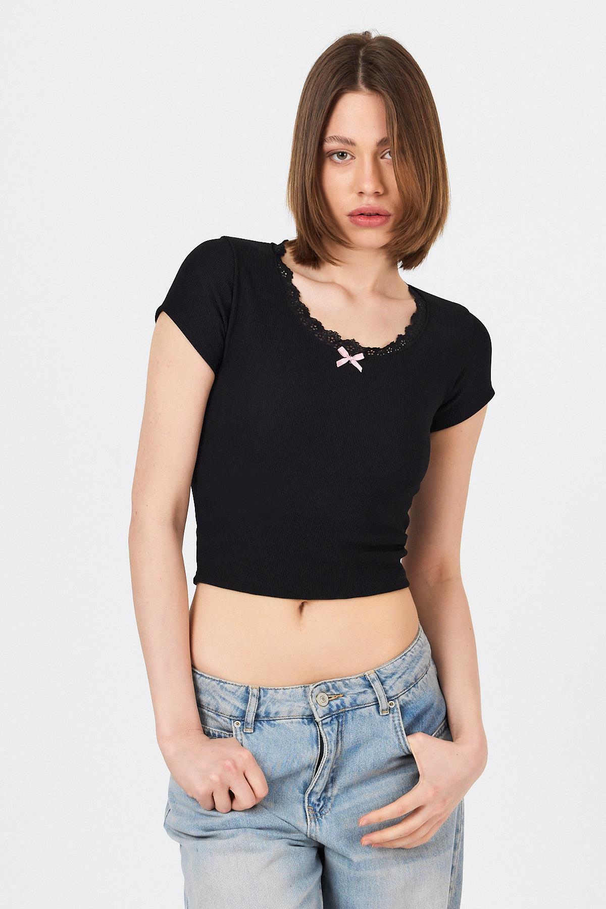 Siyah Dantel Yaka Fiyonk Detaylı Crop Tişört 2207 - 7
