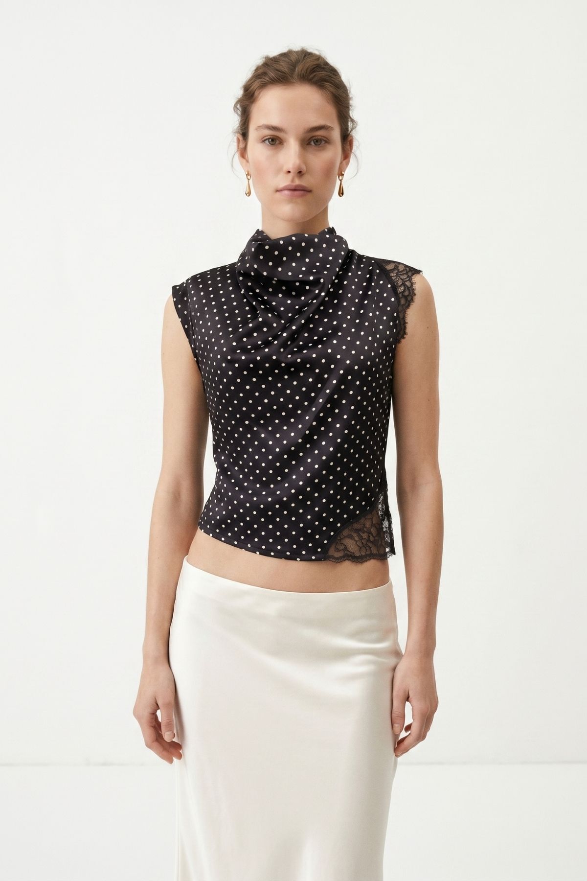 Siyah Dik Yaka Dantelli Puantiyeli Bluz 252208 - RAYS (1)