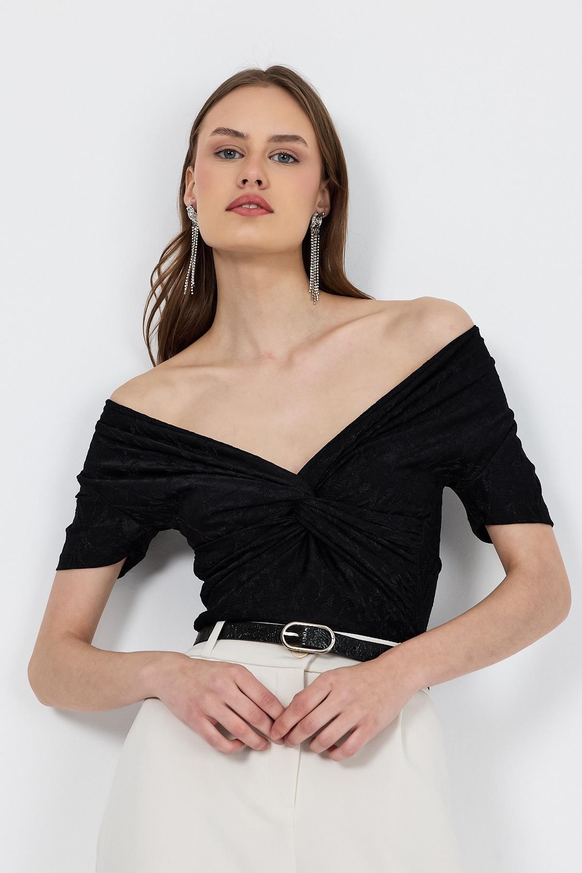 Siyah Düşük Omuz Büzgü Detaylı Bluz 13325 - RAYS