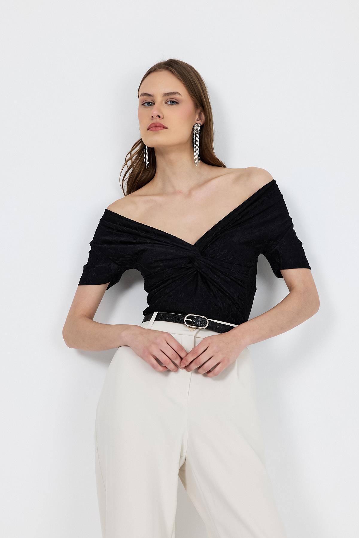 Siyah Düşük Omuz Büzgü Detaylı Bluz 13325 - 8