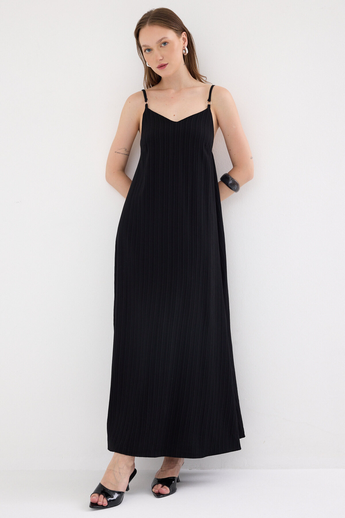 Siyah İnce Askılı V Yaka Uzun Elbise 8026A - 1