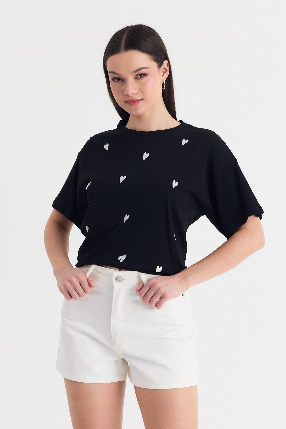 Siyah Kalp Nakışlı Detay Oversize Tişört 2150-11 - 1