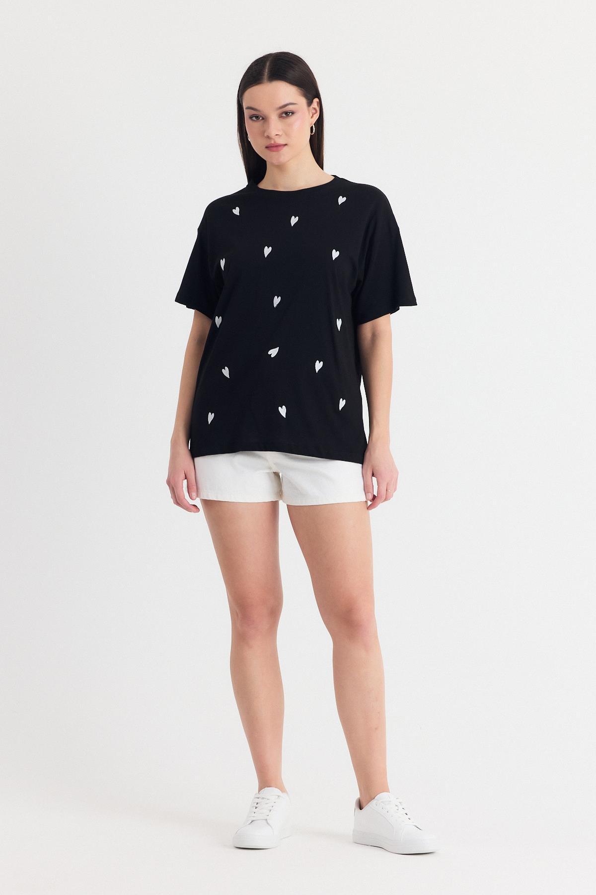 Siyah Kalp Nakışlı Detay Oversize Tişört 2150-11 - 3
