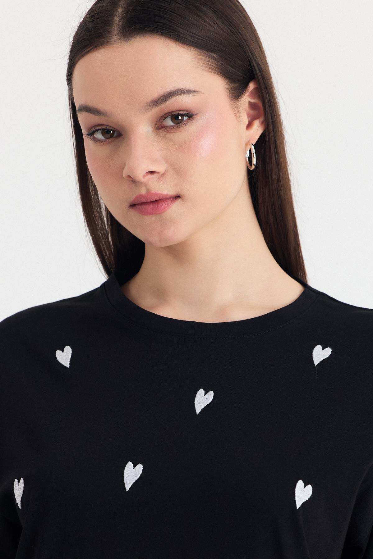 Siyah Kalp Nakışlı Detay Oversize Tişört 2150-11 - 4