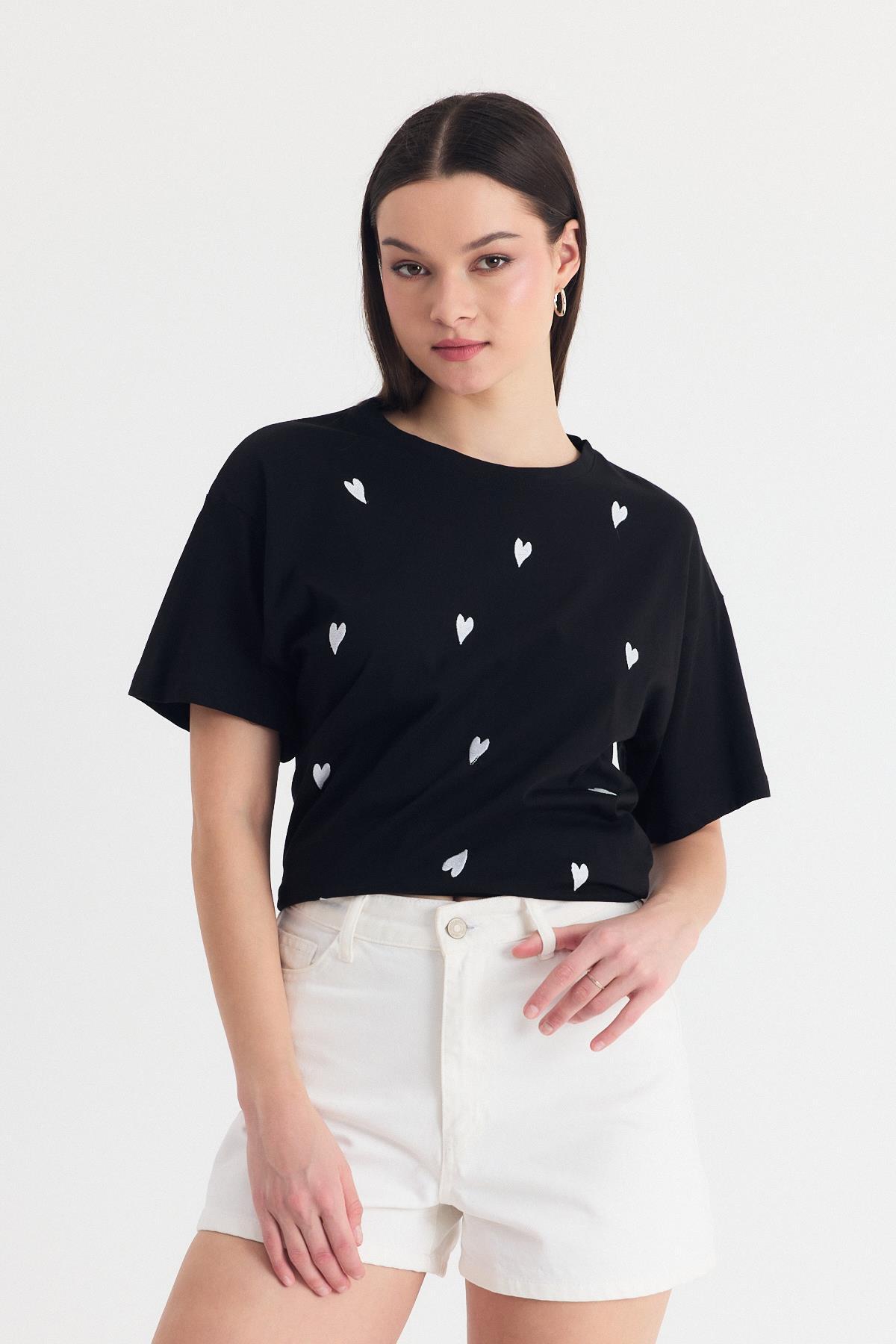 Siyah Kalp Nakışlı Detay Oversize Tişört 2150-11 - 7