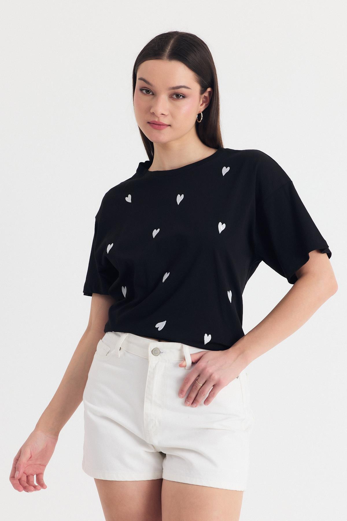 Siyah Kalp Nakışlı Detay Oversize Tişört 2150-11 - 8