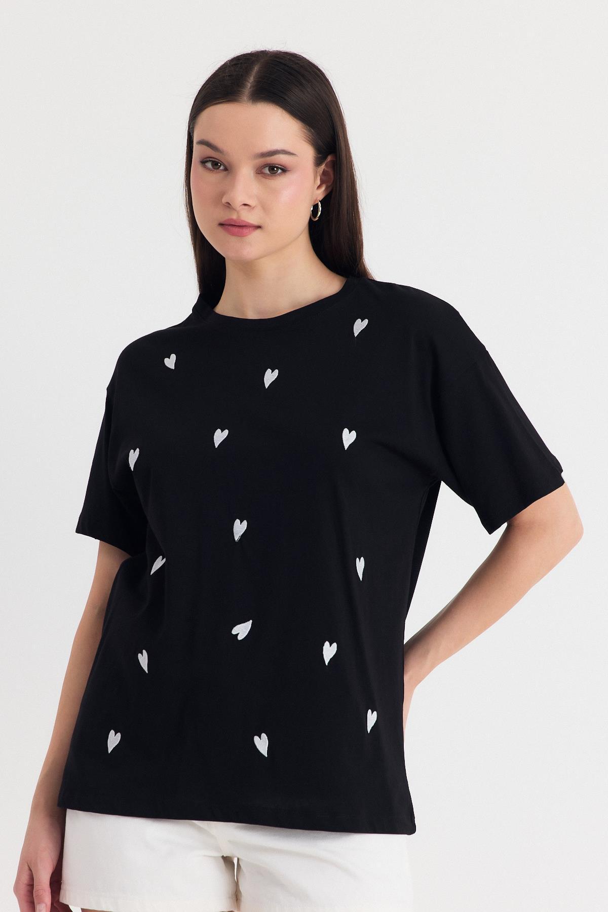 Siyah Kalp Nakışlı Detay Oversize Tişört 2150-11 - 2