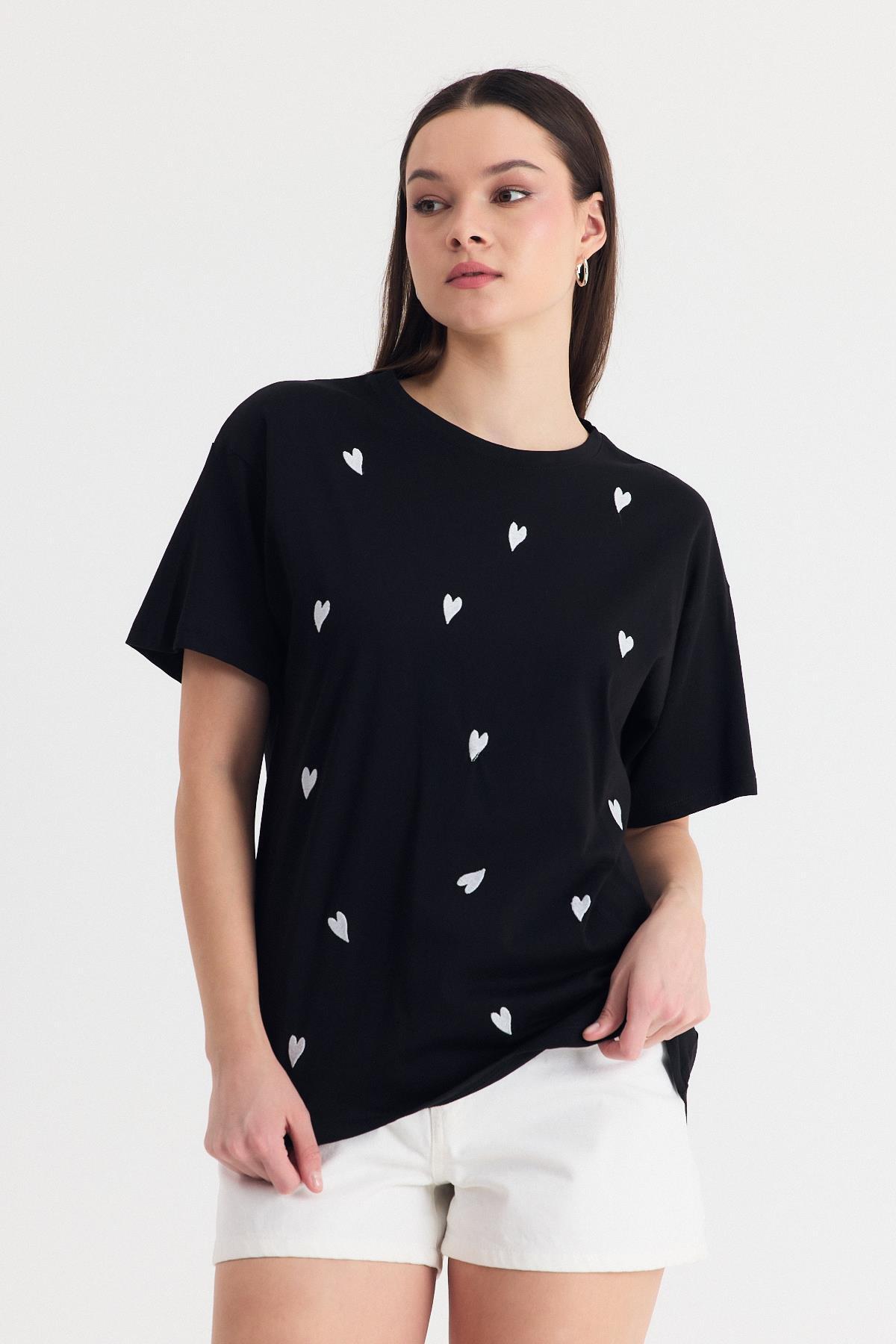 Siyah Kalp Nakışlı Detay Oversize Tişört 2150-11 - 6