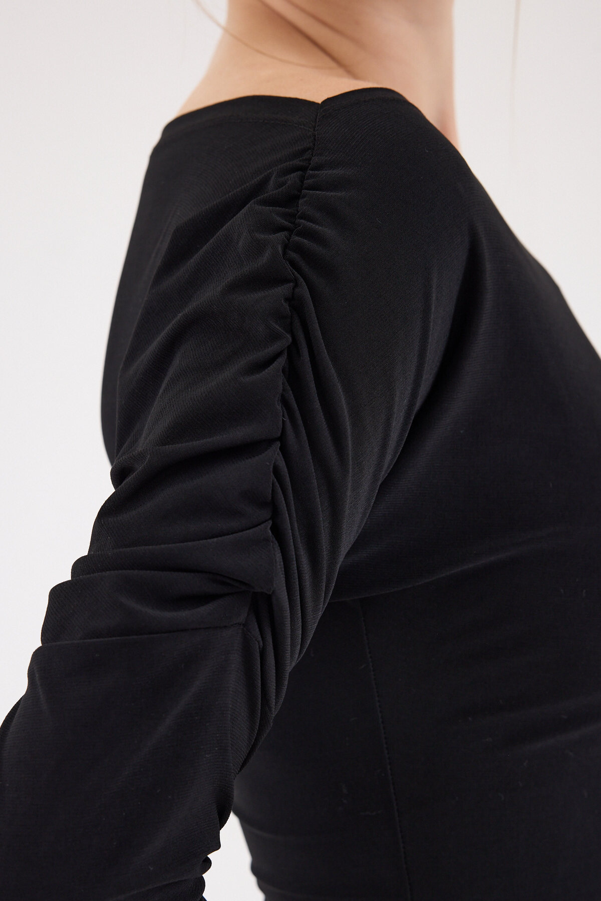 Siyah Kayık Yaka Kol Büzgülü Bluz 2433 - RAYS